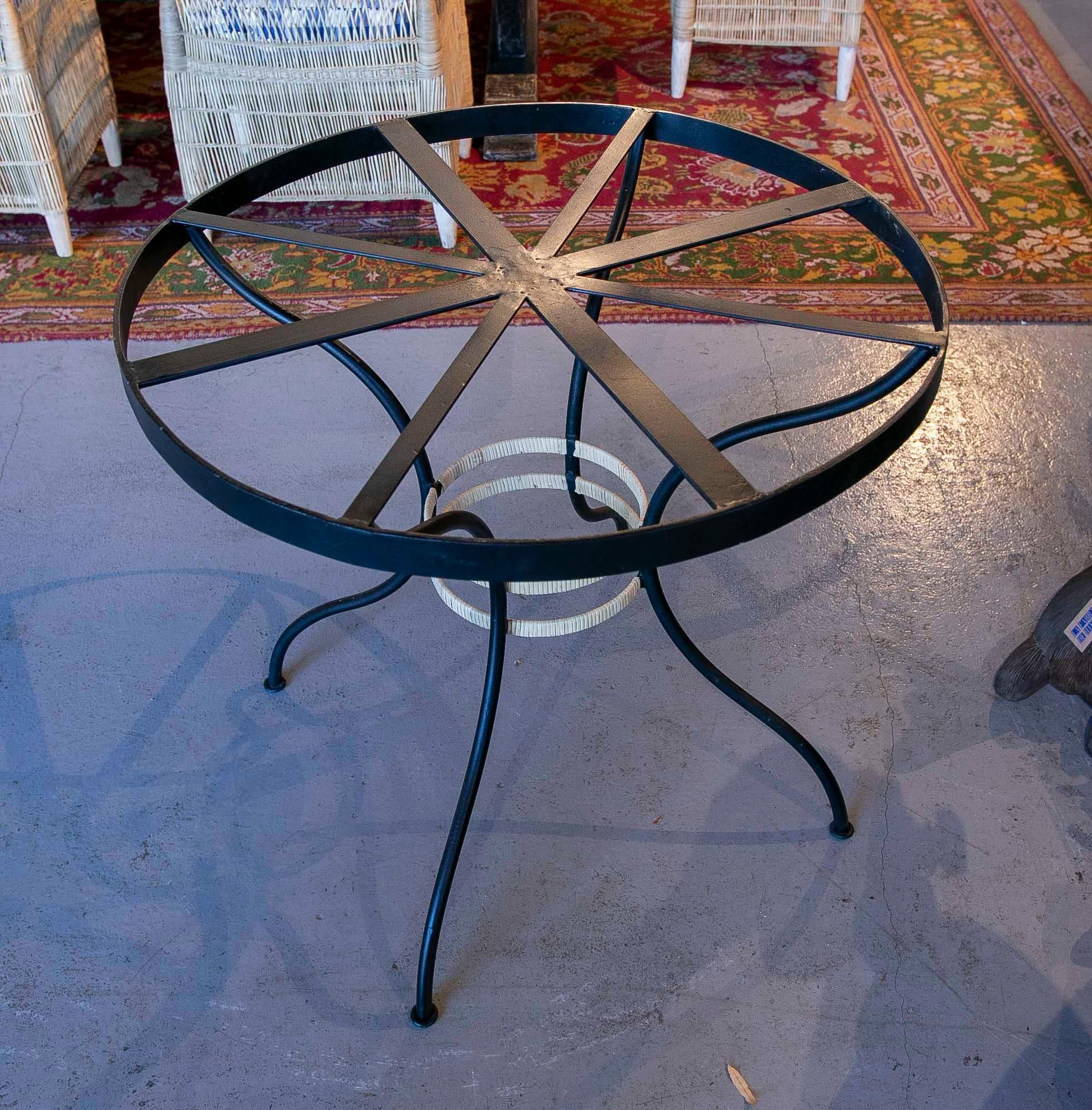 Round Iron Table with Wicker Decoration on the Base In Good Condition For Sale In Marbella, ES