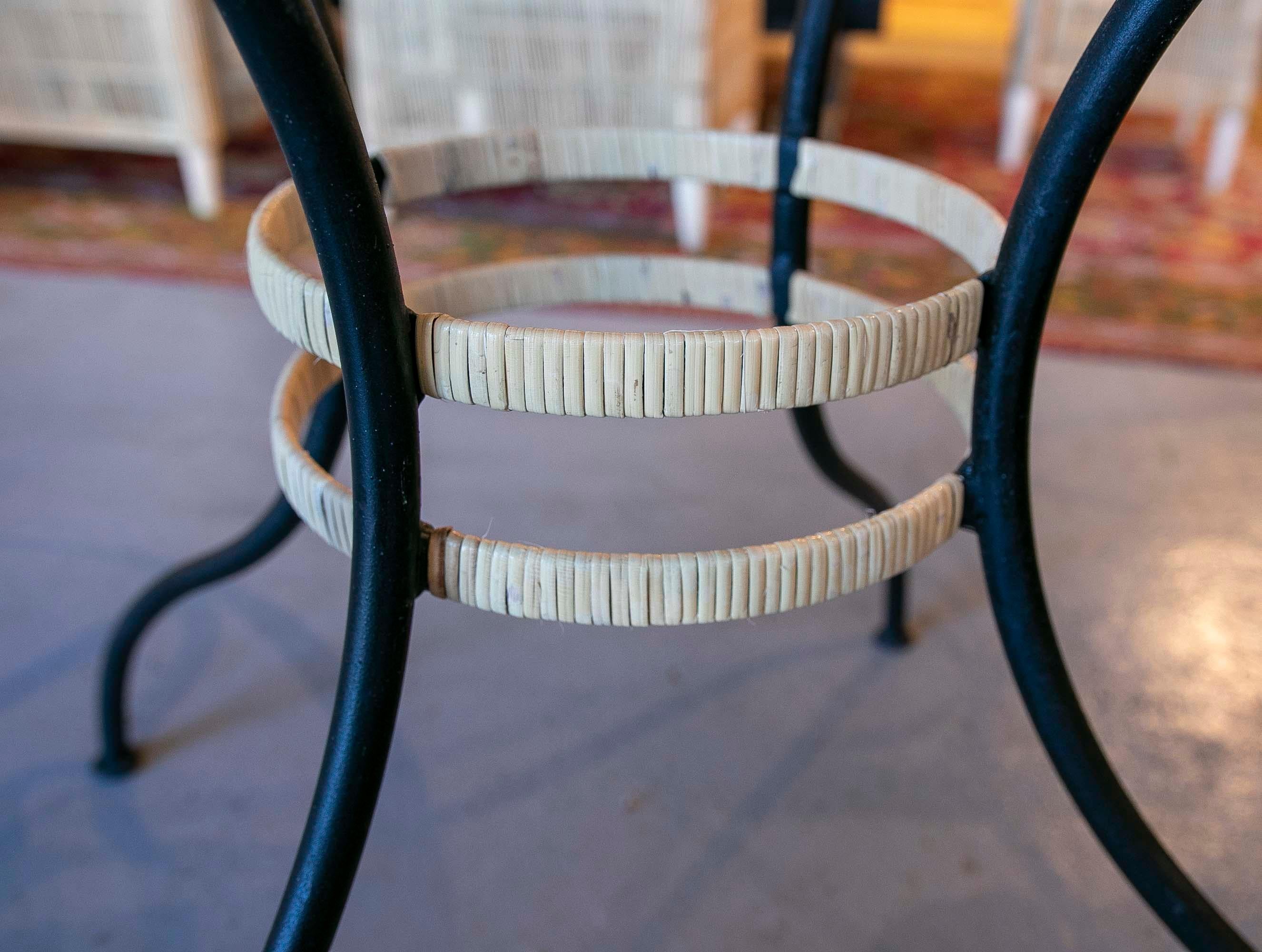 Table ronde en fer avec décoration en osier sur la base en vente 1