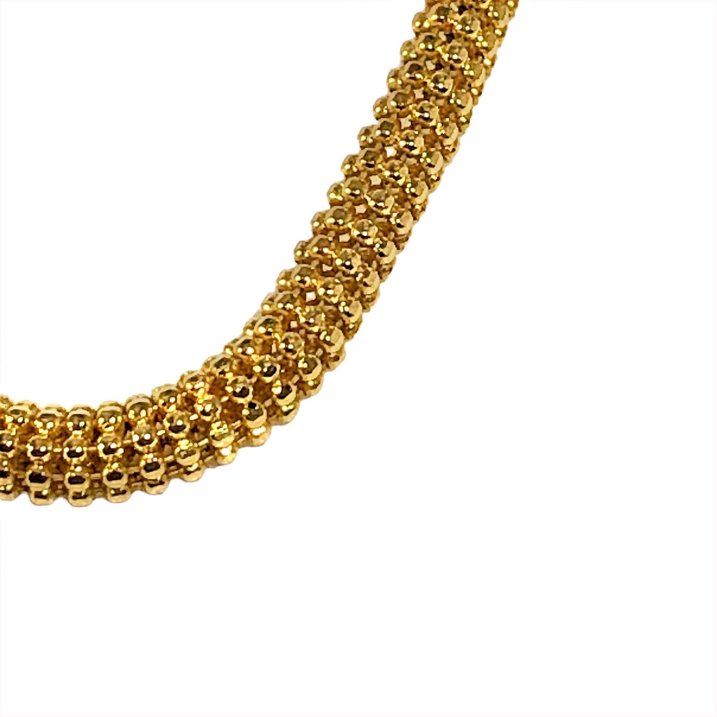 Cet élégant collier rond en or jaune 14 carats est non seulement très beau, mais il est construit à la manière des meilleurs articles provenant des artisans italiens. Chaque maillon est relié au suivant par huit fils de connexion qui permettent à la
