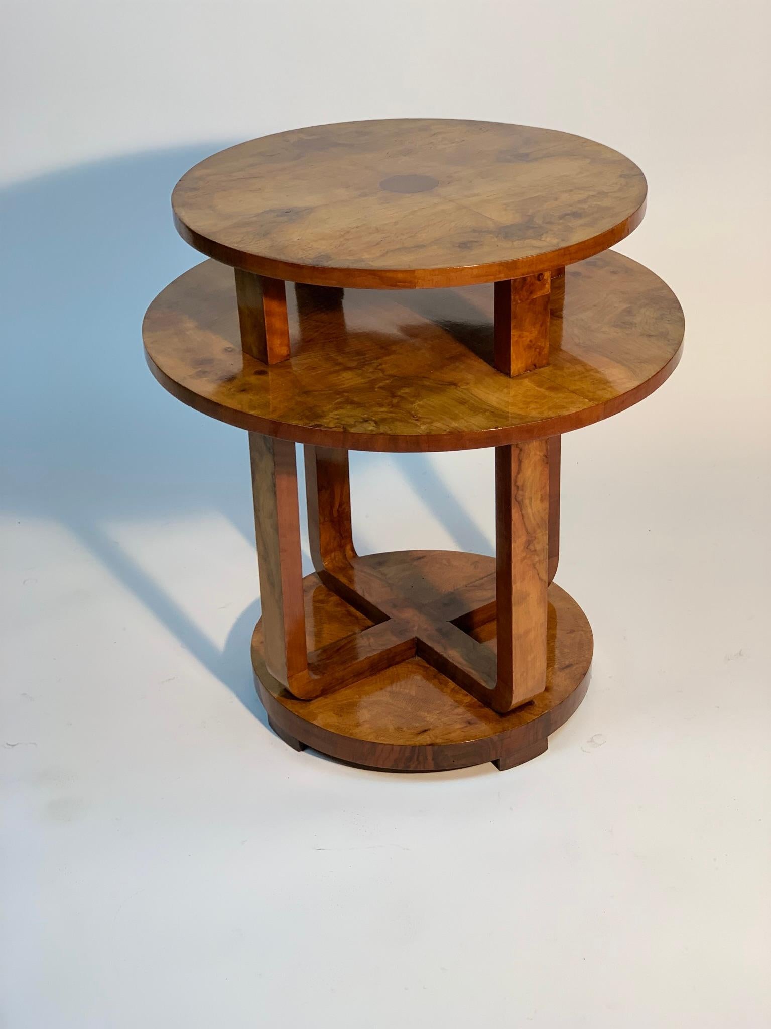 Round coffee table with double top, the upper smaller the lower the larger one, this allows you to easily place books and objects on the lower surface without hitting the upper one, the supports are basket-like consisting of four legs, two U-shaped