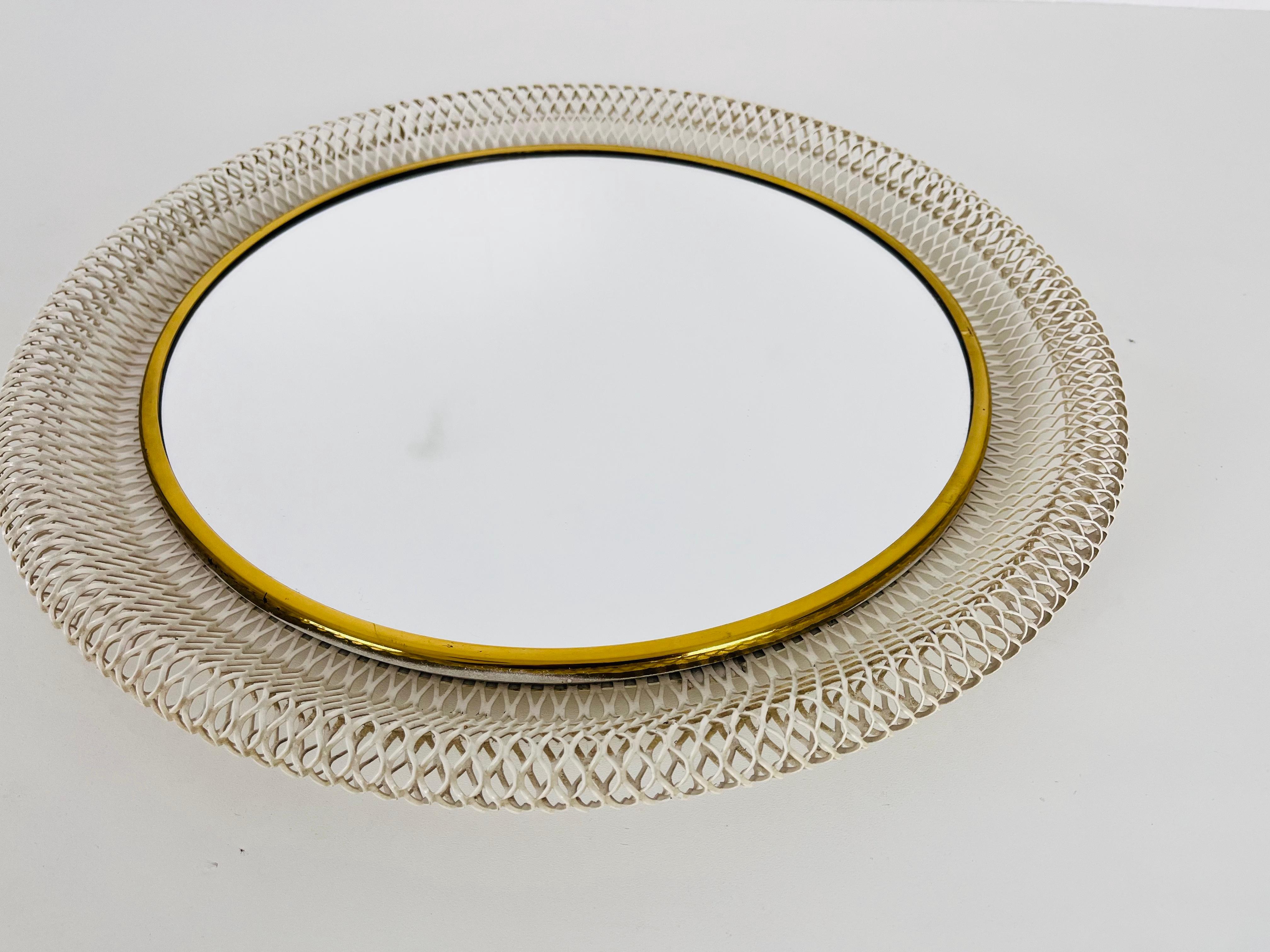 Round Italian Brass Framed Wall Mirror, 1960s, Italy In Good Condition For Sale In Hagenbach, DE