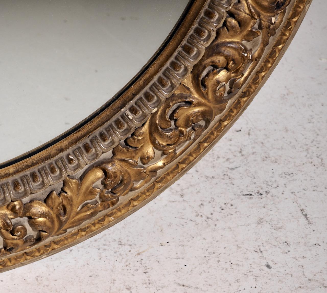 Rare miroir rond italien sculpté et doré, 19ème siècle.