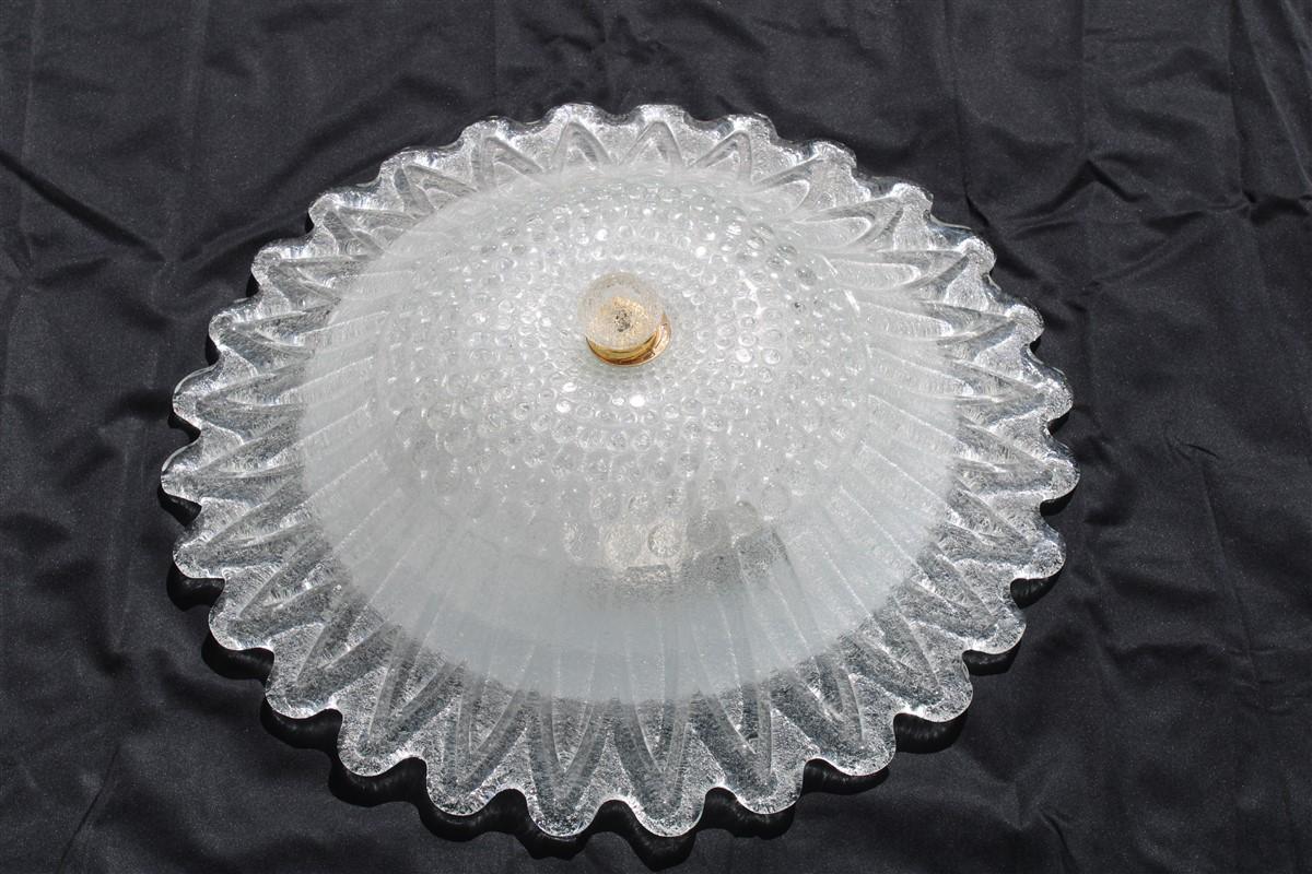 Lampada da soffitto rotonda di design italiano anni '70 a forma di fiore.