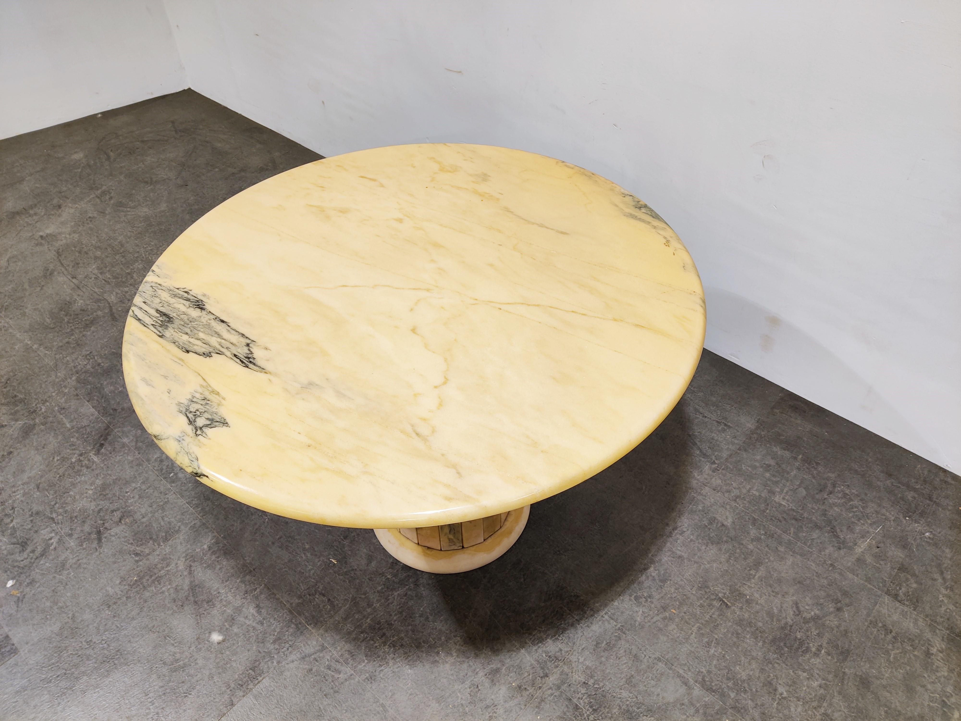 Round Italian Marble Center Table, 1970s In Good Condition In HEVERLEE, BE