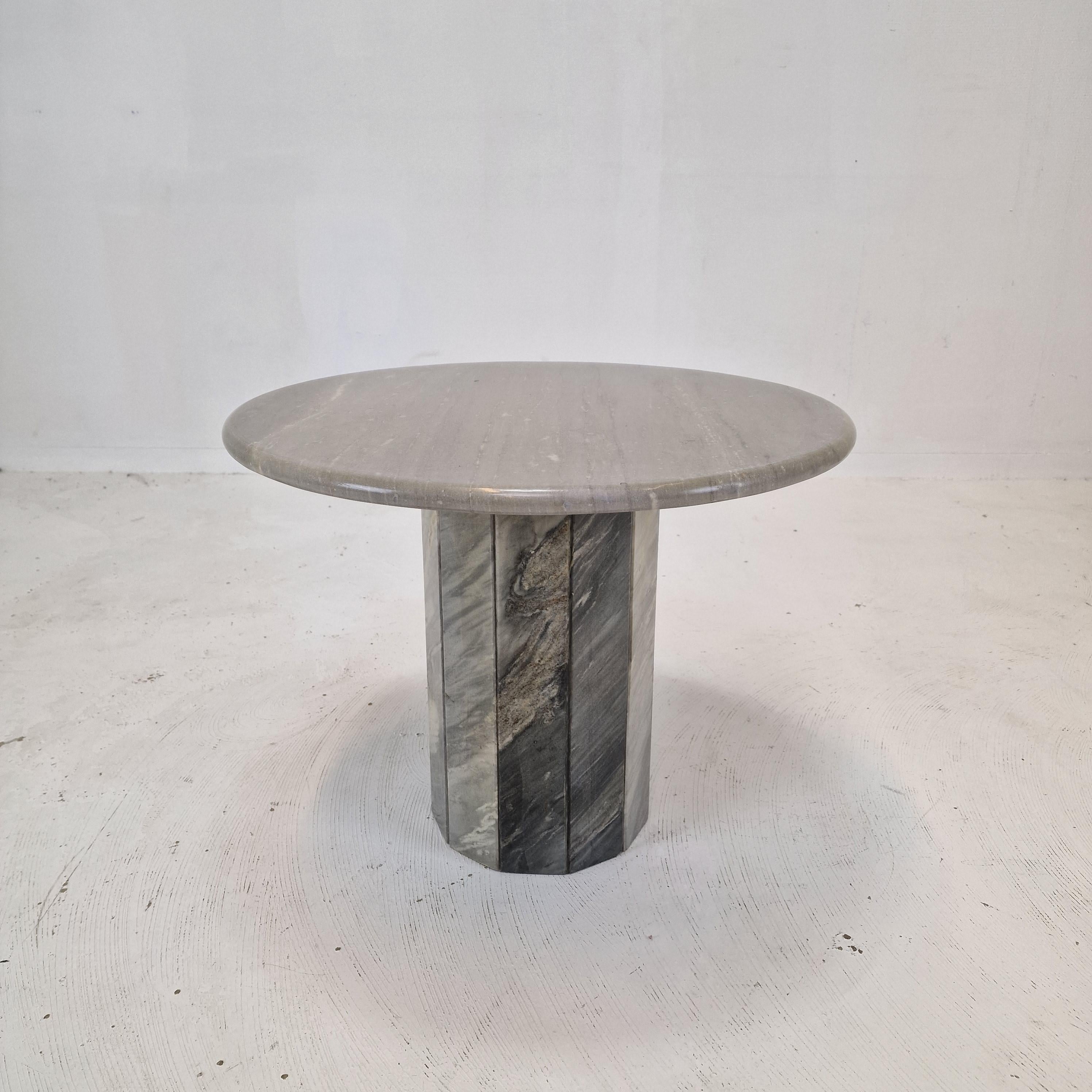 Very nice round Italian marble coffee or side table, 1980's.

The fabulous marble features a beautiful pattern of different colors.

It is in very good condition, with the normal traces of use.

We work with professional packers and shippers.