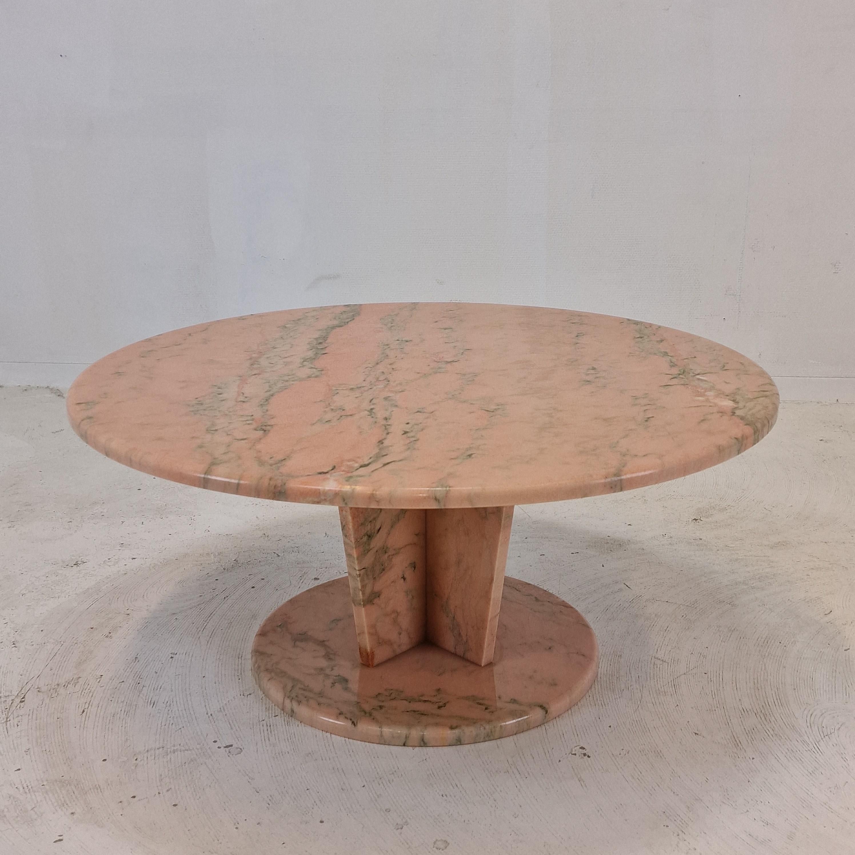 Stunning round Italian marble coffee or side table, fabricated in the 80's.

The fabulous marble features a beautiful pattern of different colors.

It is in very good condition, with the normal traces of use.

We work with professional packers and