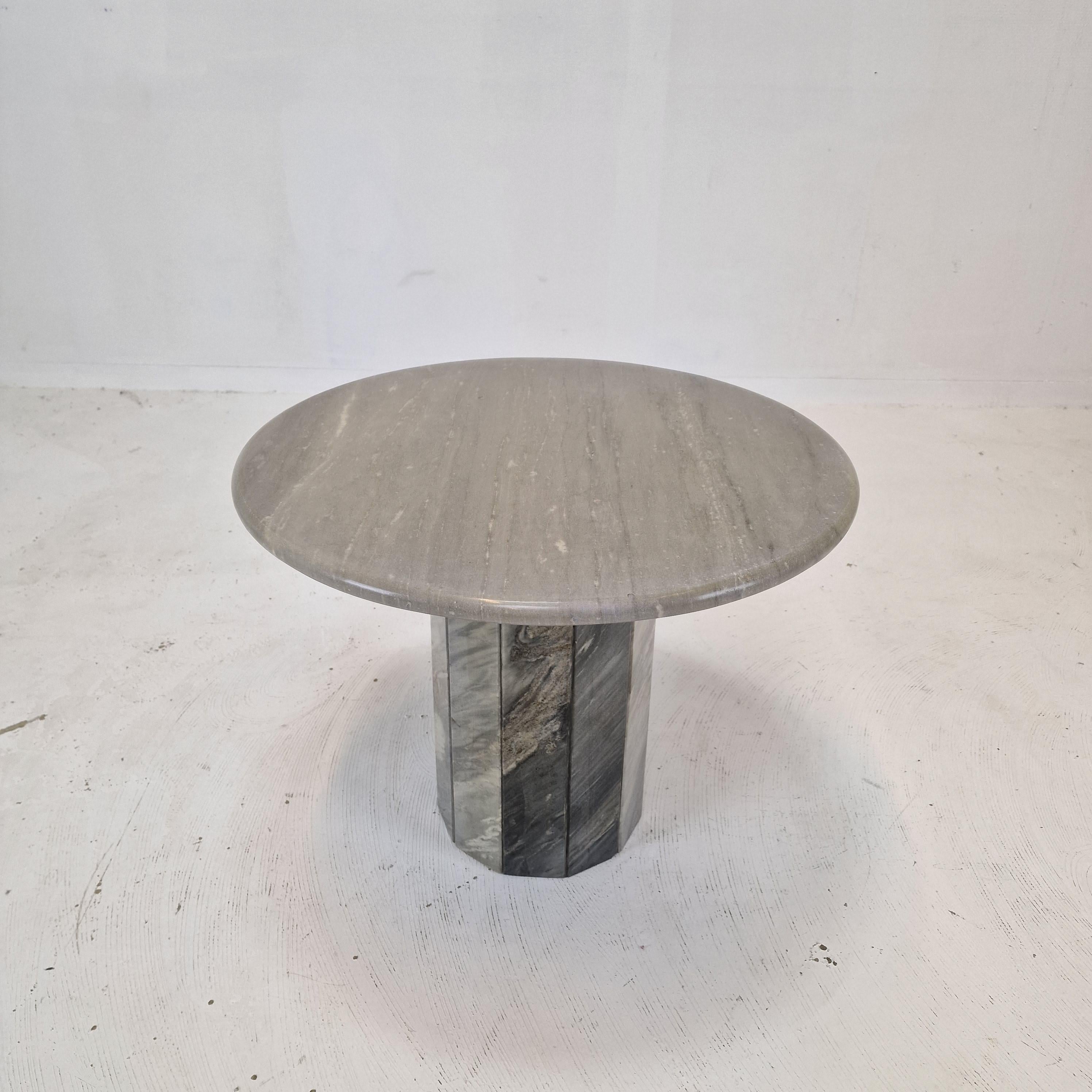 Round Italian Marble Coffee or Side Table, 1980's In Good Condition For Sale In Oud Beijerland, NL