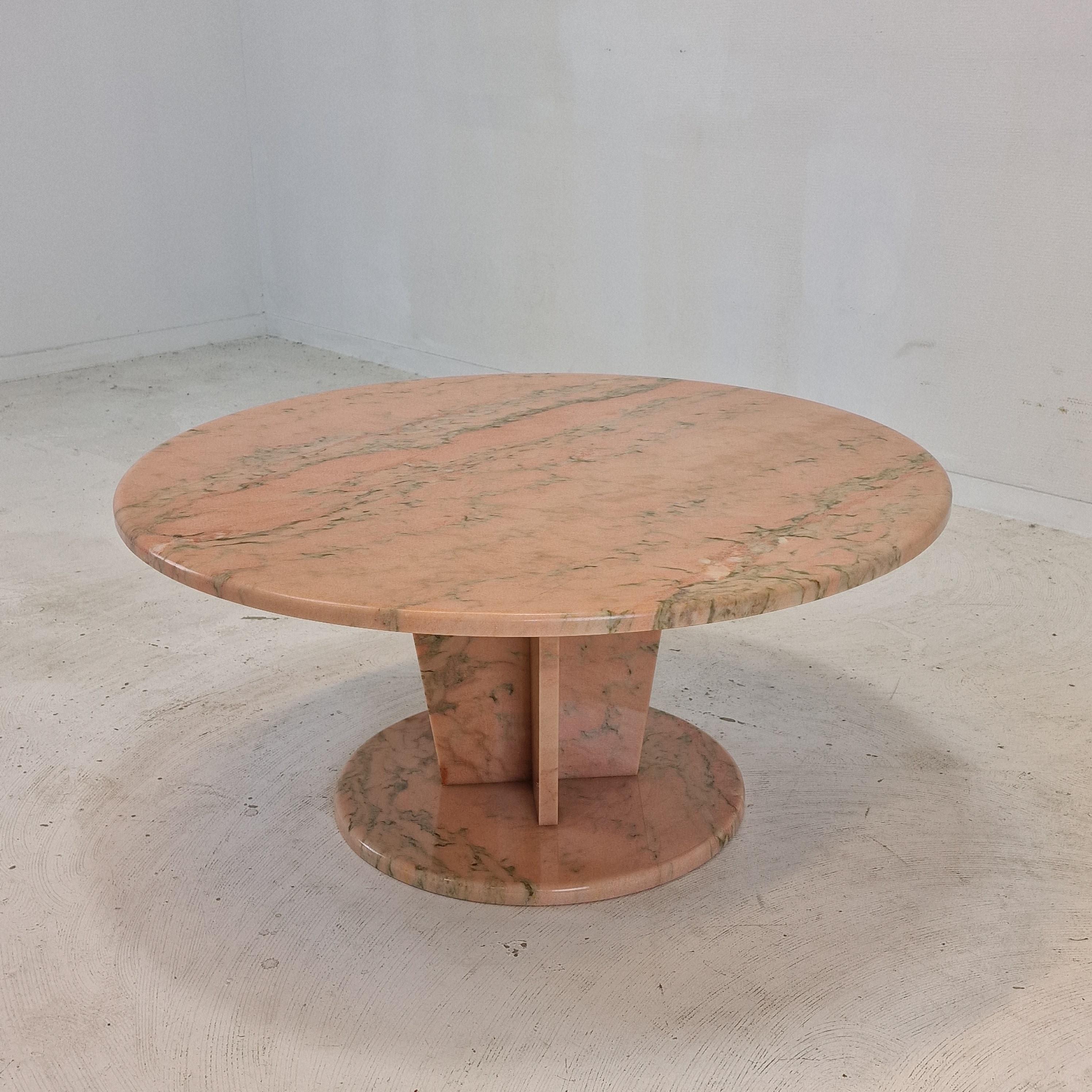 Round Italian Marble Coffee or Side Table, 1980's In Good Condition For Sale In Oud Beijerland, NL