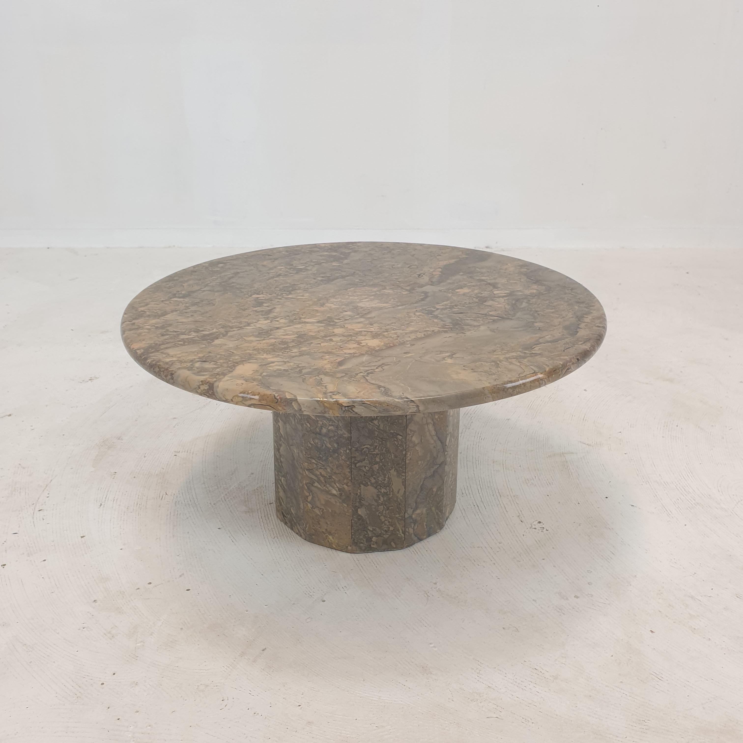 Very nice round Italian marble coffee table, 1980's.

The fabulous marble features a beautiful pattern of different colors.

It is in very good condition, with the normal traces of use.

We work with professional packers and shippers. We ship