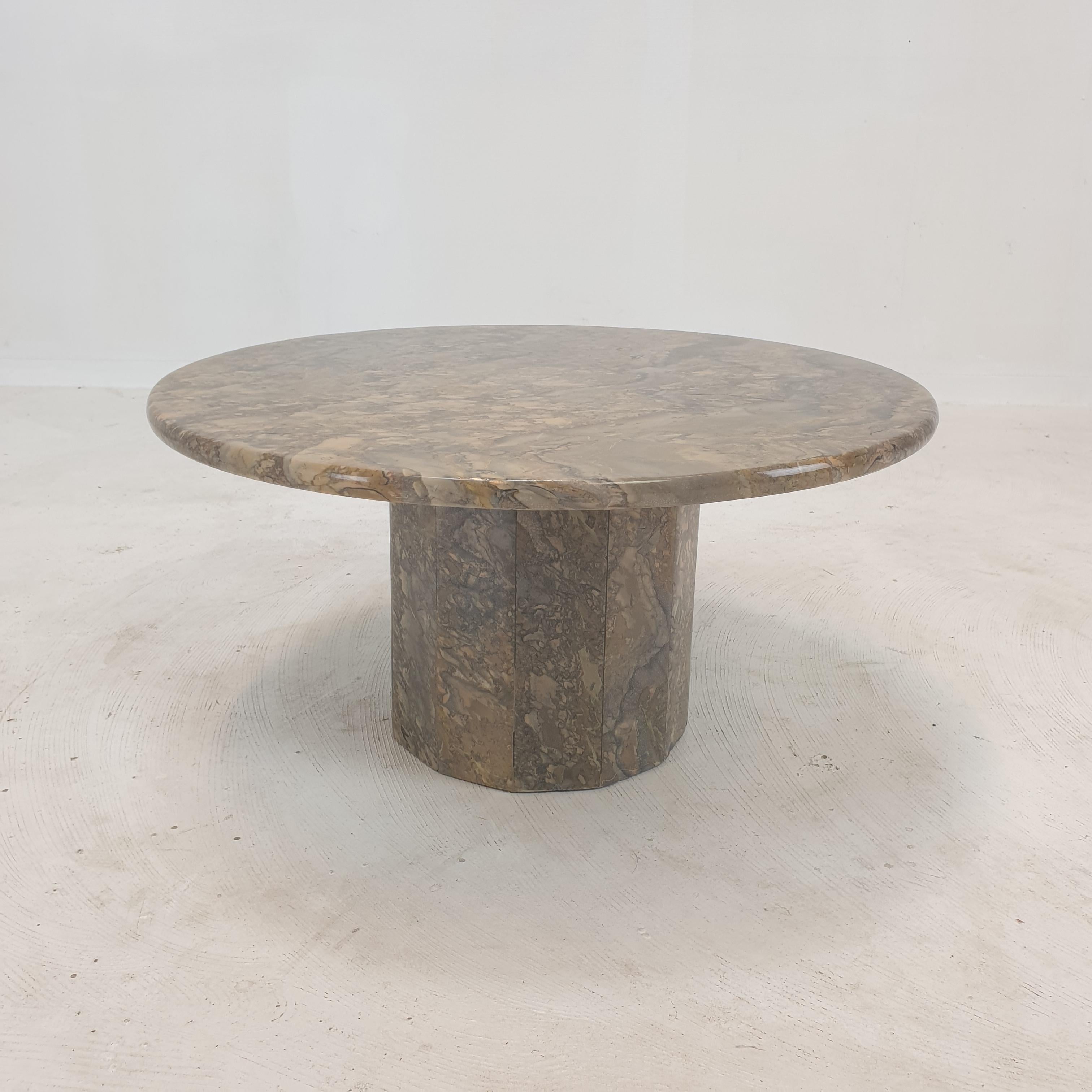 Round Italian Marble Coffee Table, 1980's In Good Condition For Sale In Oud Beijerland, NL
