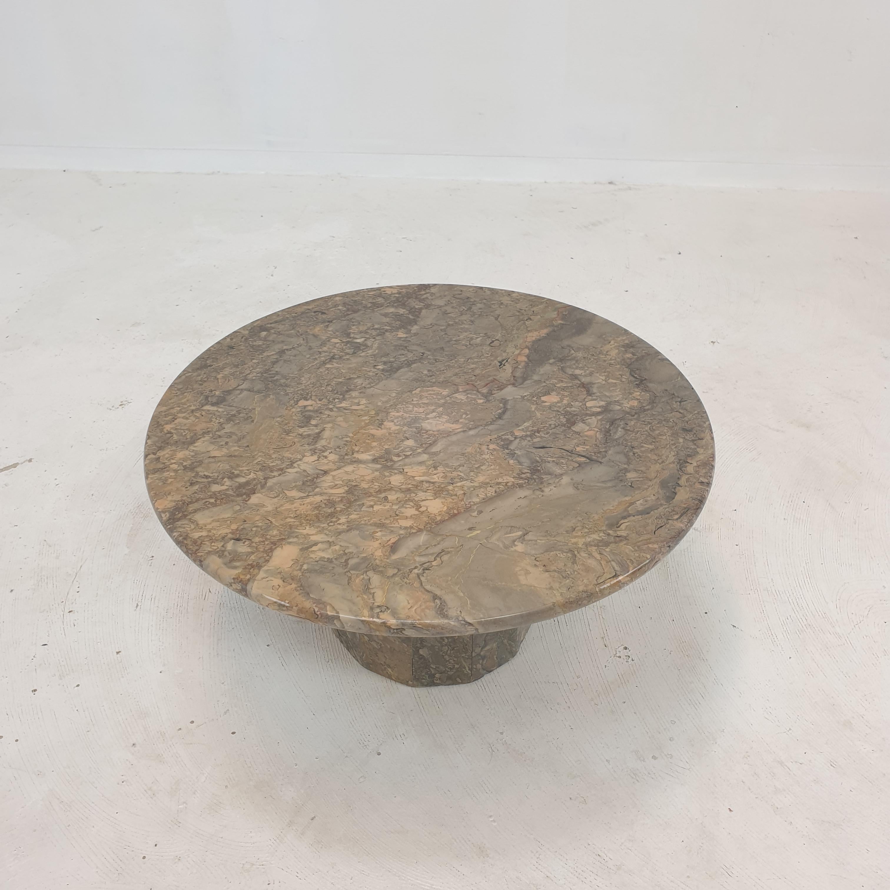 Round Italian Marble Coffee Table, 1980's For Sale 1