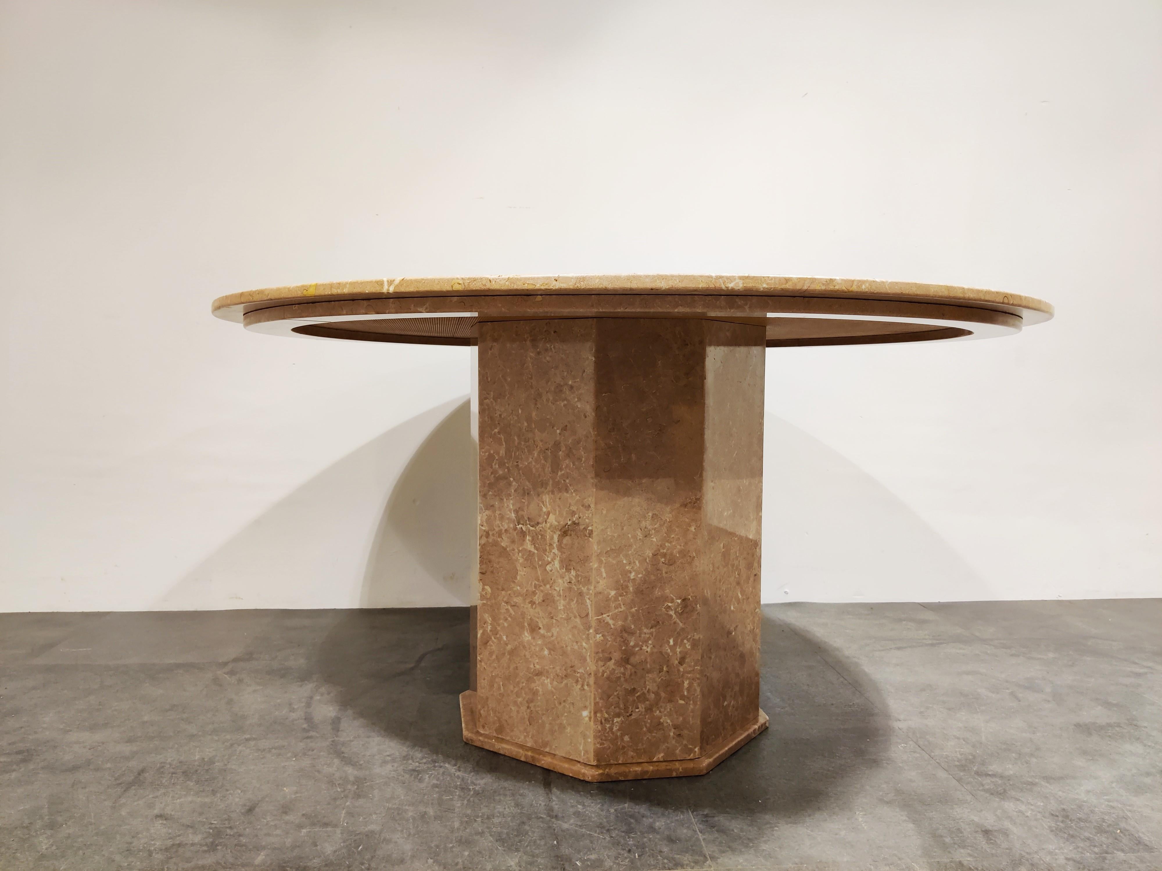 Beautiful dining table made from pink marble

Beautiful colour and veining.

The round top is sitting on a octogonal marble base.

Good condition

1970s - Italy

Measures: Height: 77cm/30.31