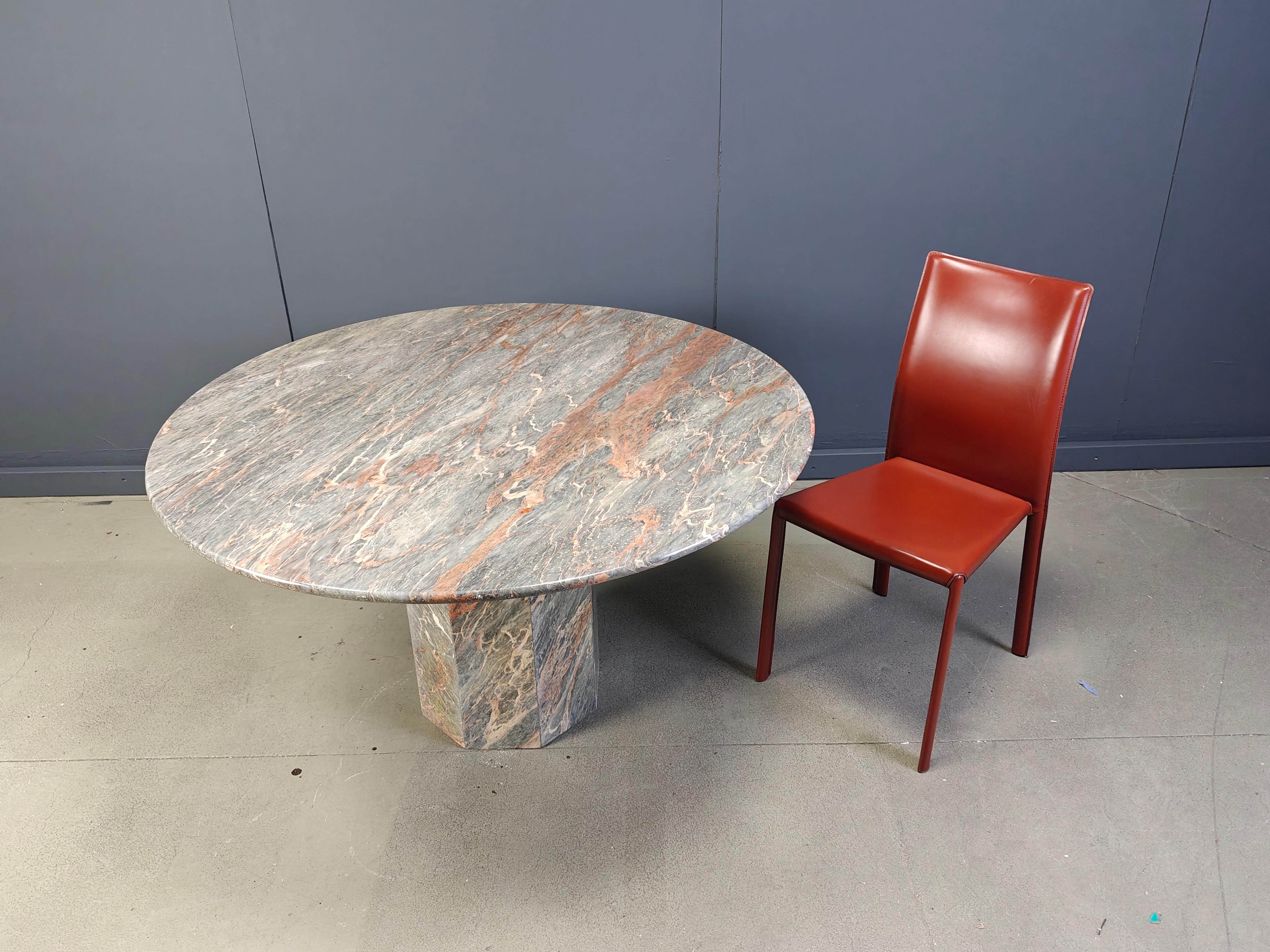 Bellissimo tavolo da pranzo realizzato in marmo con uno splendido motivo naturale/ovattato

Colori molto belli che spaziano tra il verde/grigio e il beige.

Può essere abbinato a molti stili di interni.

Buono stato

anni '70 - Italia

Altezza: 73