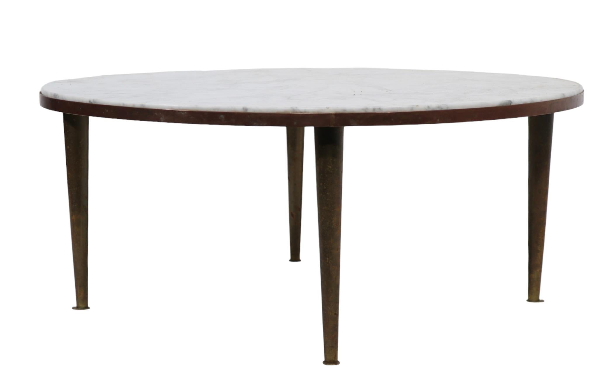  Round Italian Mid Century Marble Top Coffee Table w/ Brass  Tapered Pole Legs In Good Condition In New York, NY