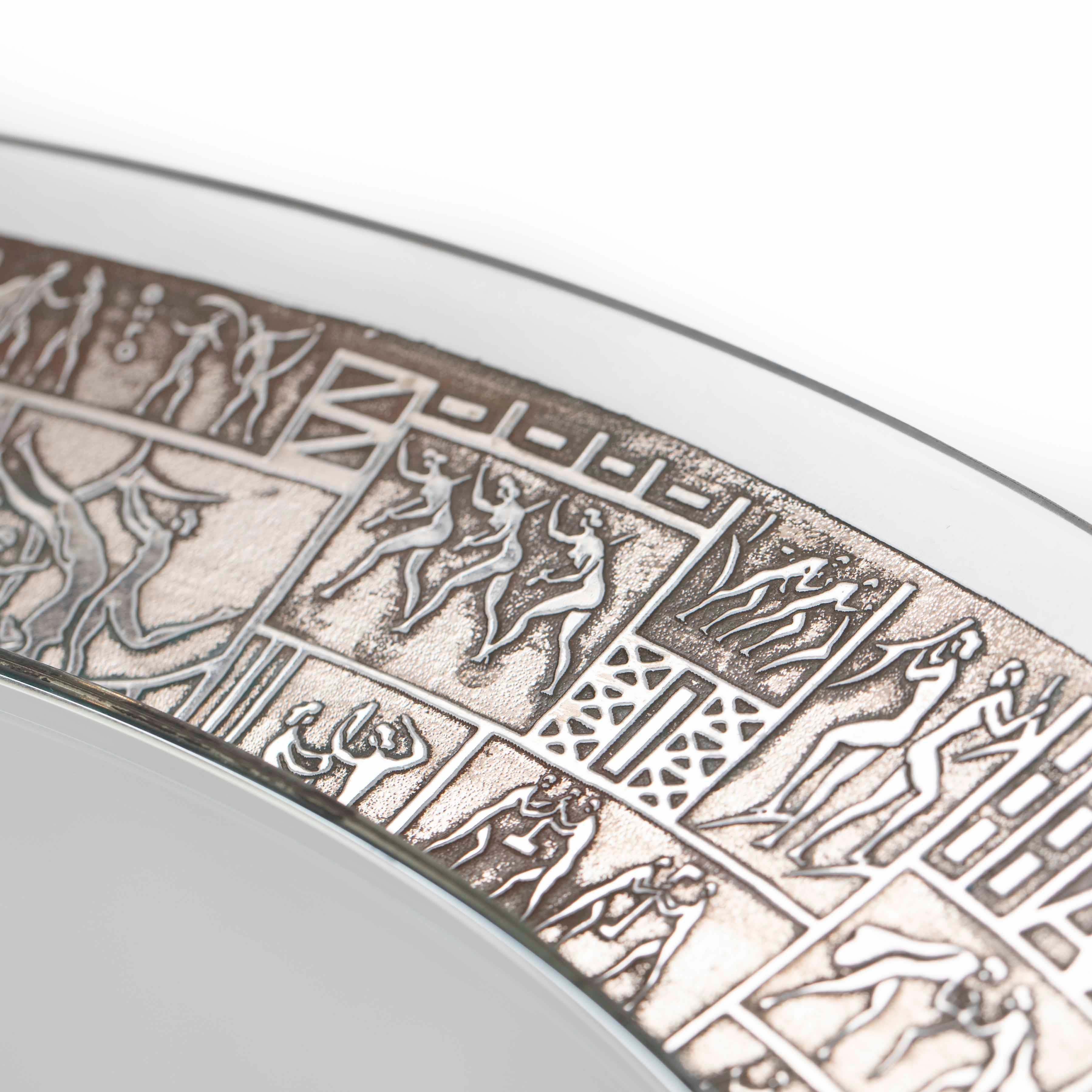 Specchio rotondo italiano di metà secolo a rilievo con decorazioni mitologiche stilizzate anni '70 in vendita 2