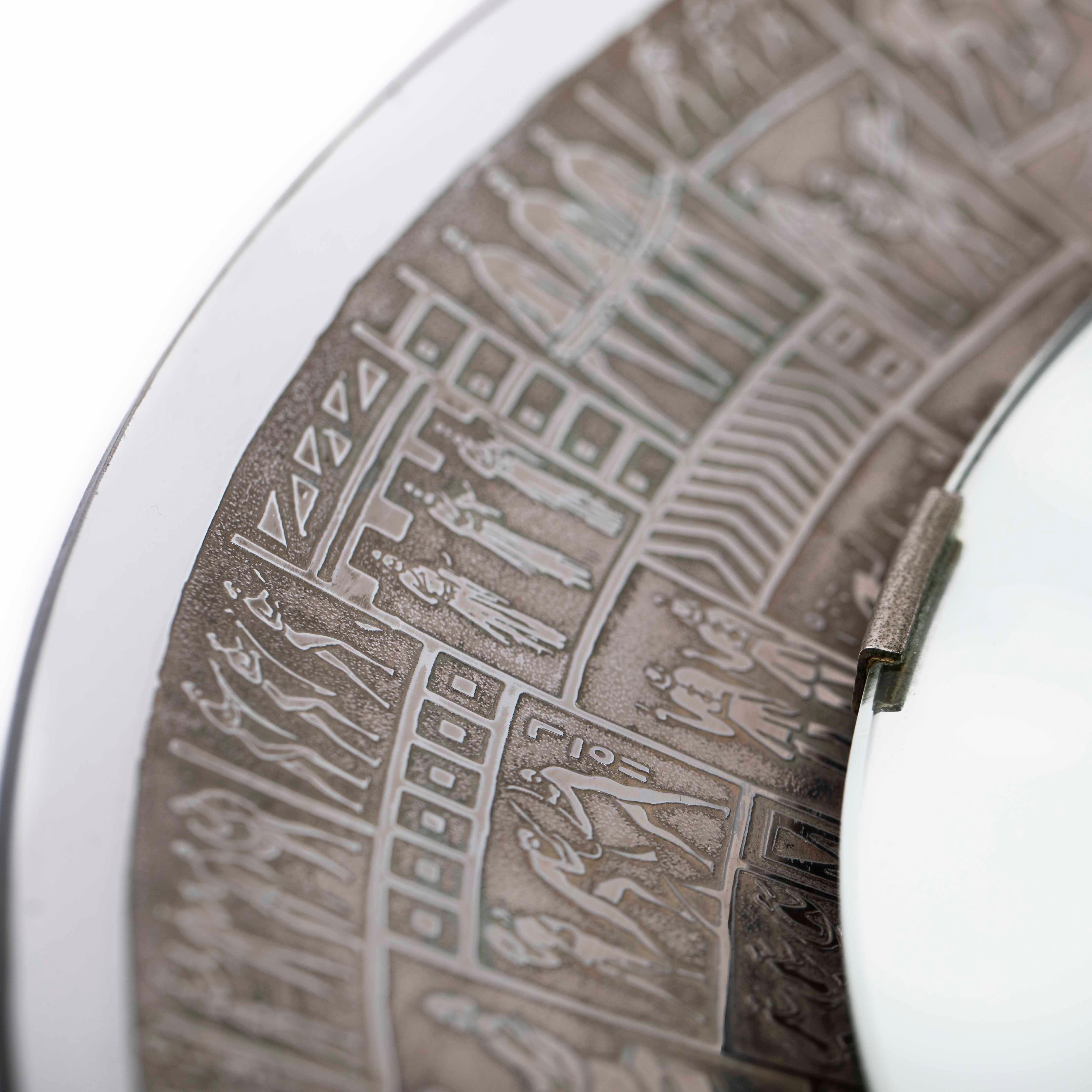 Specchio rotondo italiano di metà secolo a rilievo con decorazioni mitologiche stilizzate anni '70 in vendita 4