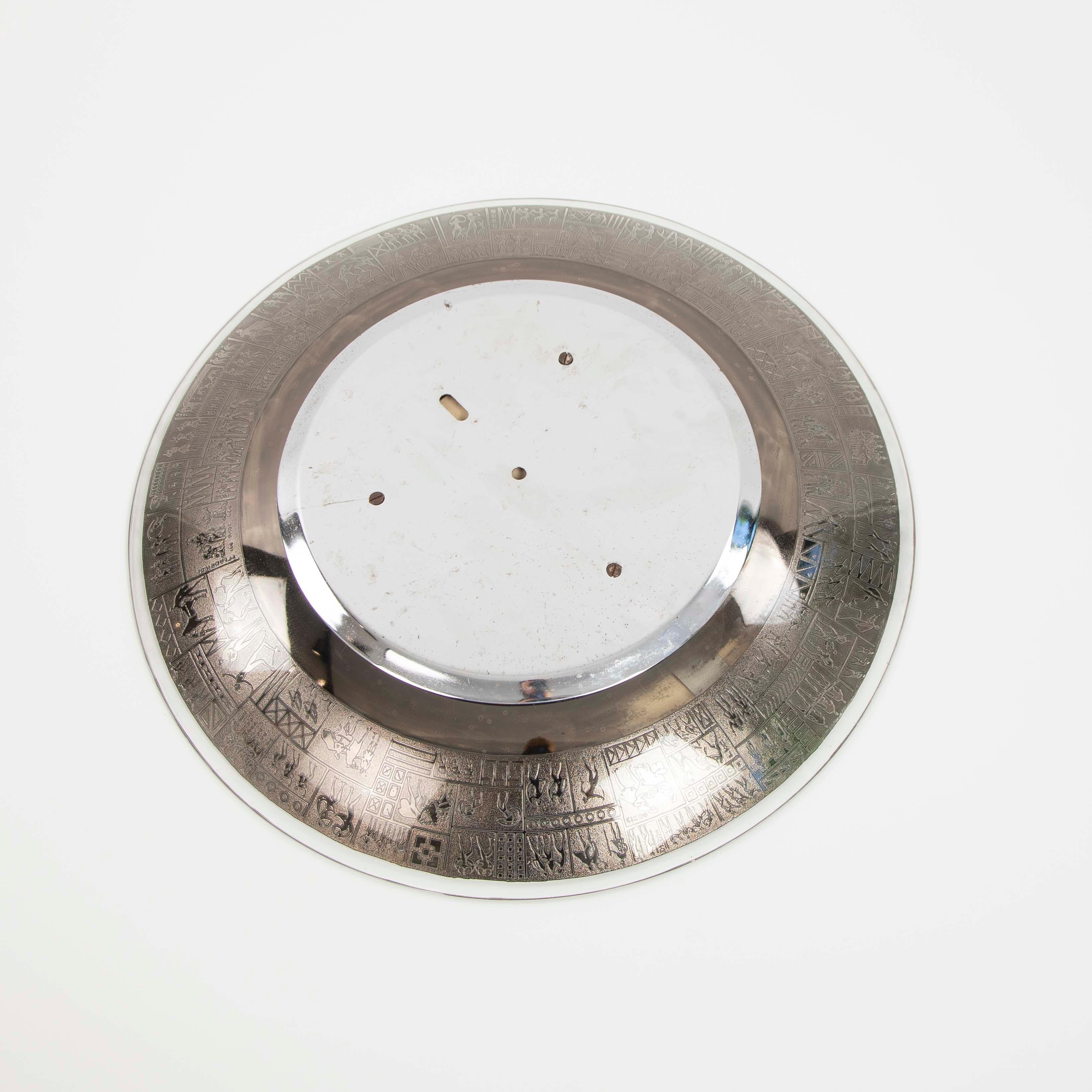 Specchio rotondo italiano di metà secolo a rilievo con decorazioni mitologiche stilizzate anni '70 in vendita 6