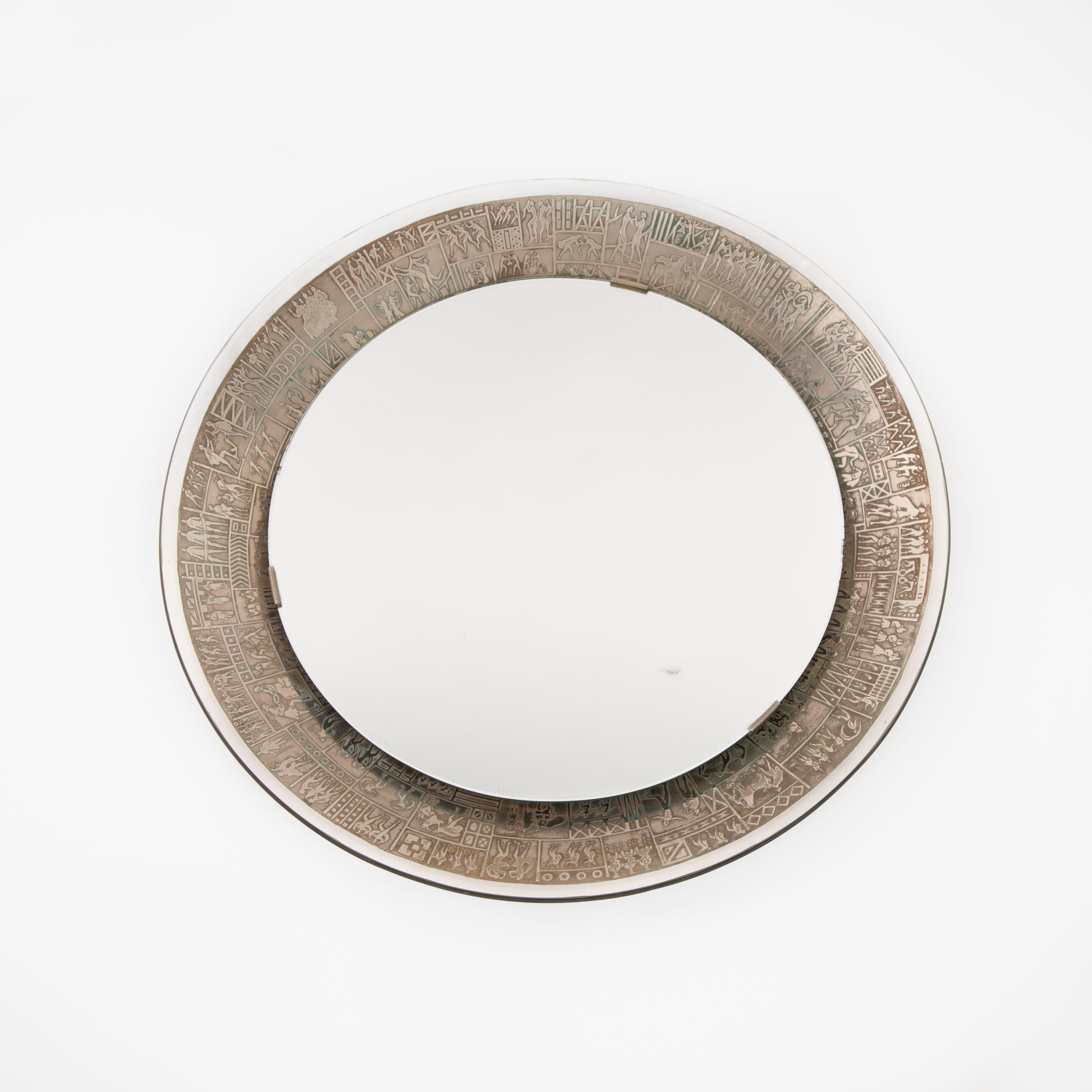 
Specchio rotondo italiano di metà secolo con decorazione mitologica stilizzata 1970s

La cornice ad arco (8 cm) presenta un bordo decorativo con motivi stilizzati: gruppi di persone, persone in movimento, animali, bande serpeggianti ed elementi