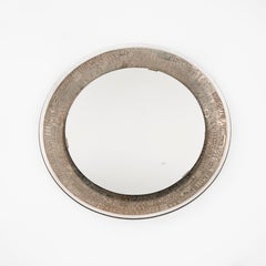 Espejo italiano redondo en relieve de mediados de siglo Decoración mitológica estilizada Años 70