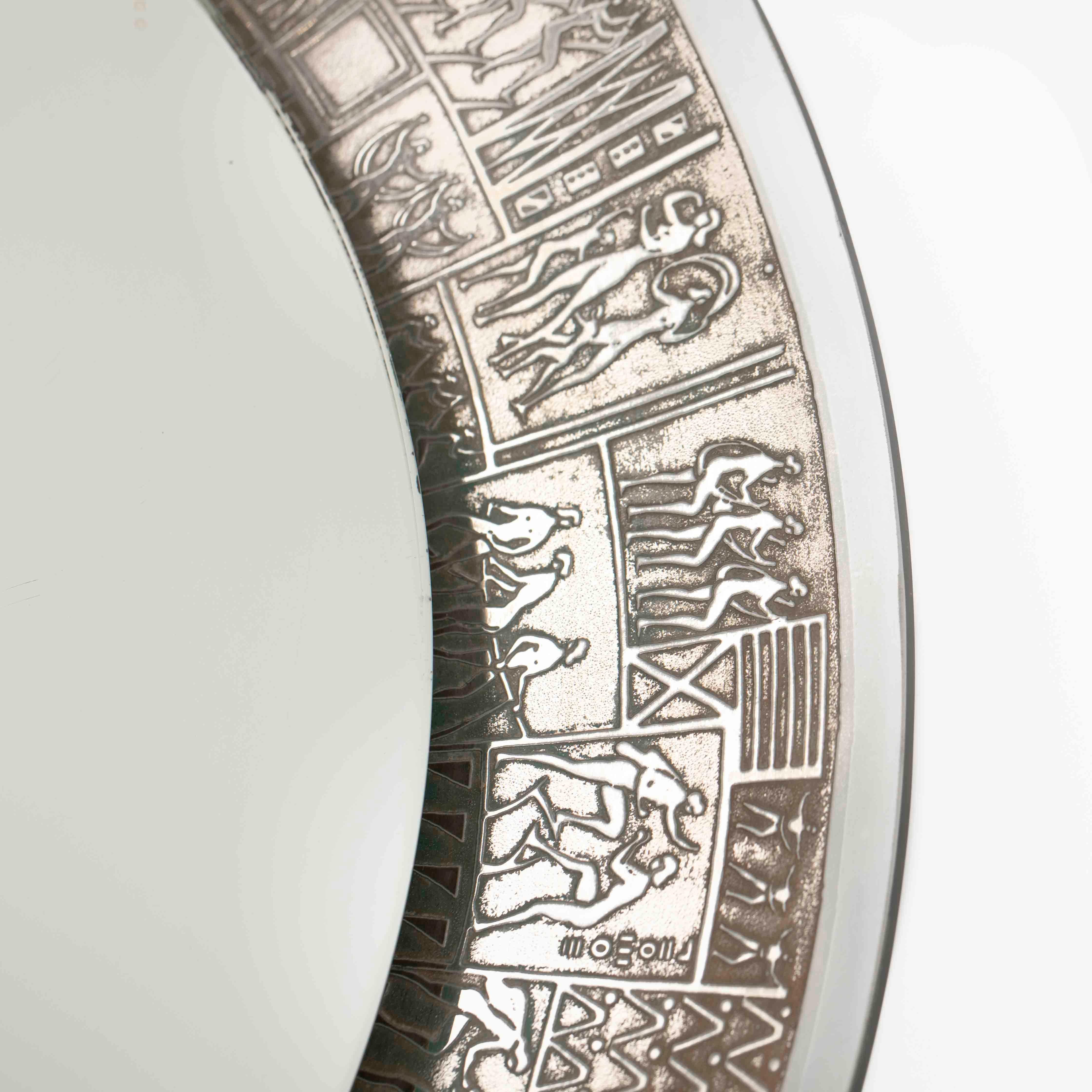 Mid-Century moderno Specchio rotondo italiano di metà secolo a rilievo con decorazioni mitologiche stilizzate anni '70 in vendita