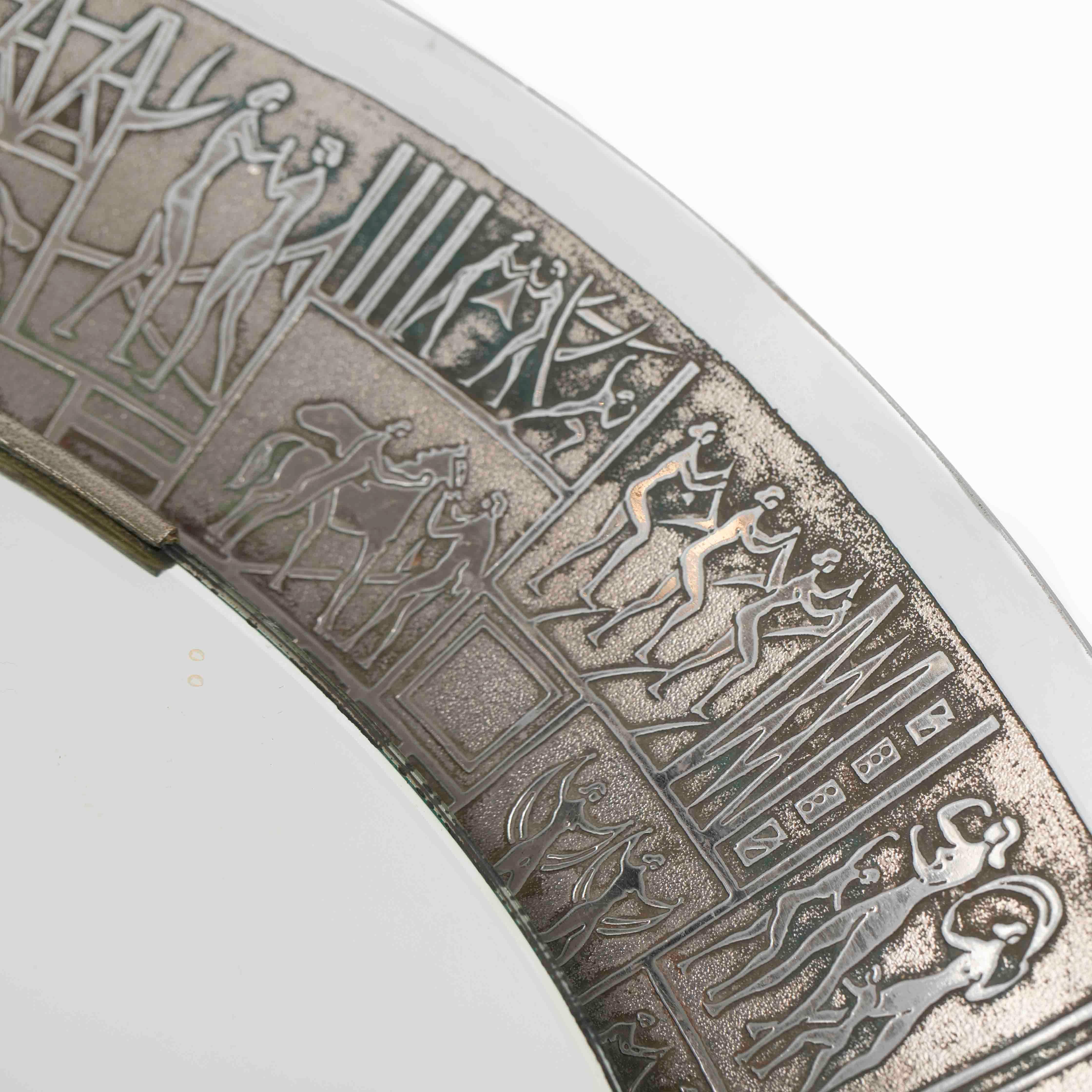 Italiano Specchio rotondo italiano di metà secolo a rilievo con decorazioni mitologiche stilizzate anni '70 in vendita