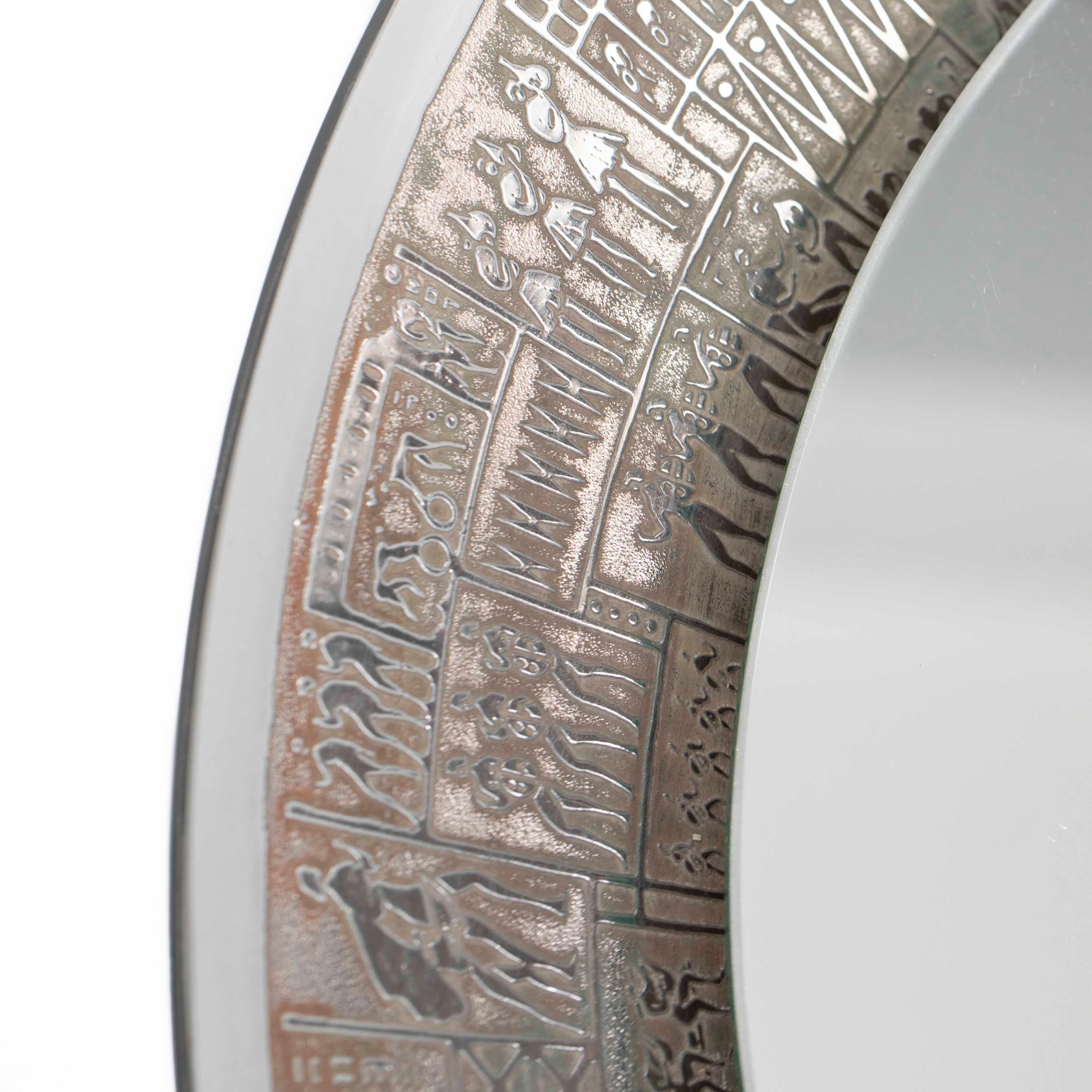 Specchio rotondo italiano di metà secolo a rilievo con decorazioni mitologiche stilizzate anni '70 In condizioni buone in vendita a Salzburg, AT