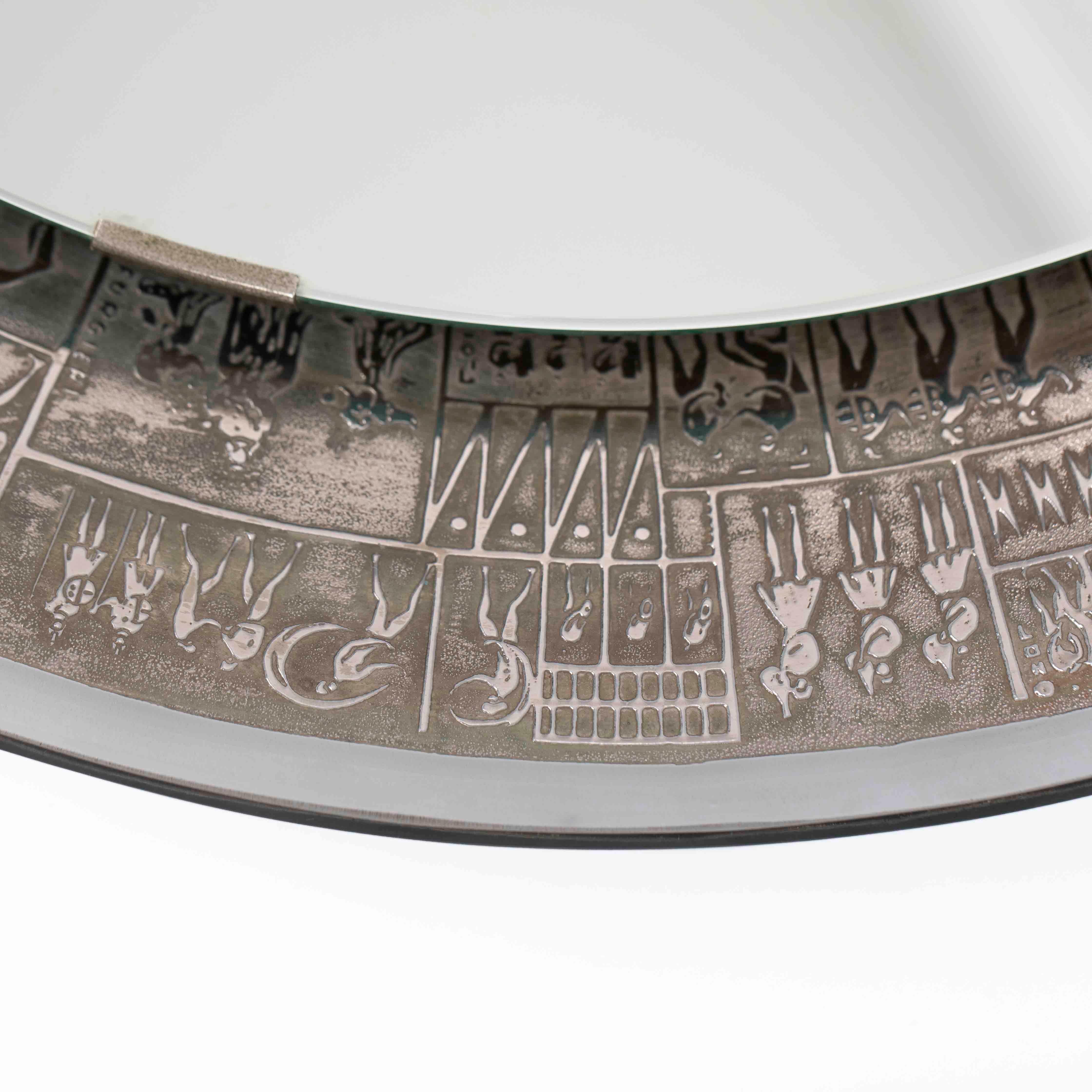 Fine XX secolo Specchio rotondo italiano di metà secolo a rilievo con decorazioni mitologiche stilizzate anni '70 in vendita