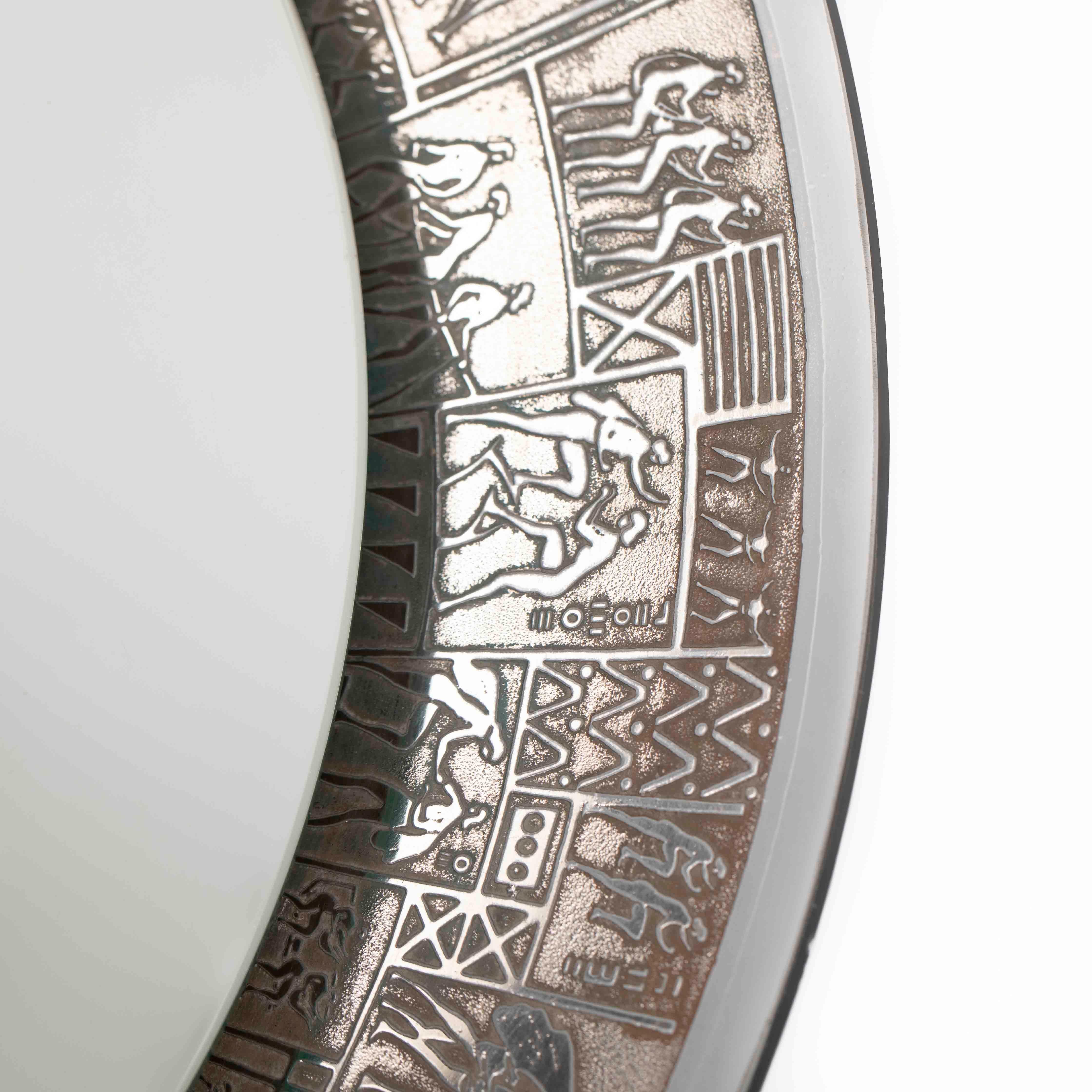 Placcato argento Specchio rotondo italiano di metà secolo a rilievo con decorazioni mitologiche stilizzate anni '70 in vendita