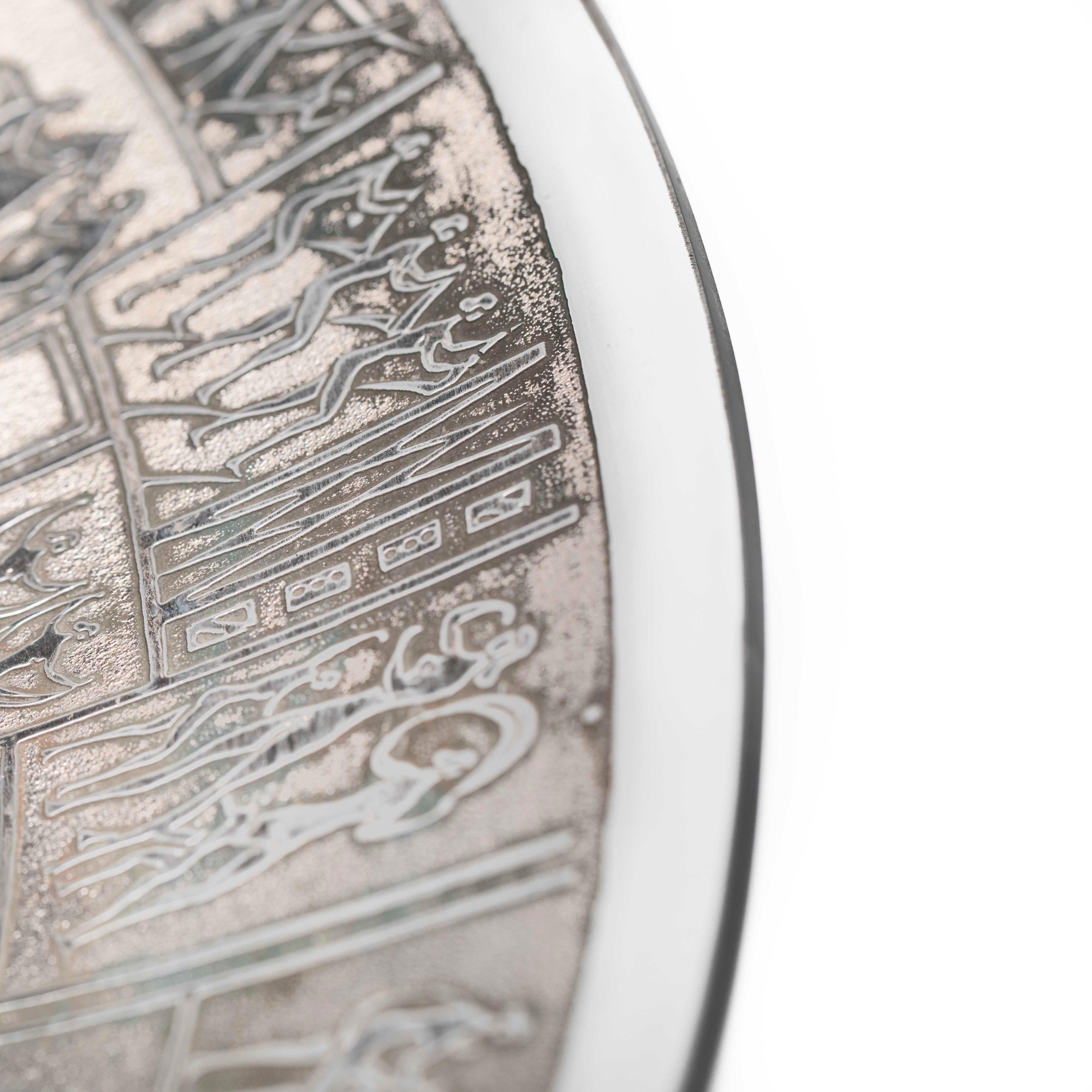 Specchio rotondo italiano di metà secolo a rilievo con decorazioni mitologiche stilizzate anni '70 in vendita 1