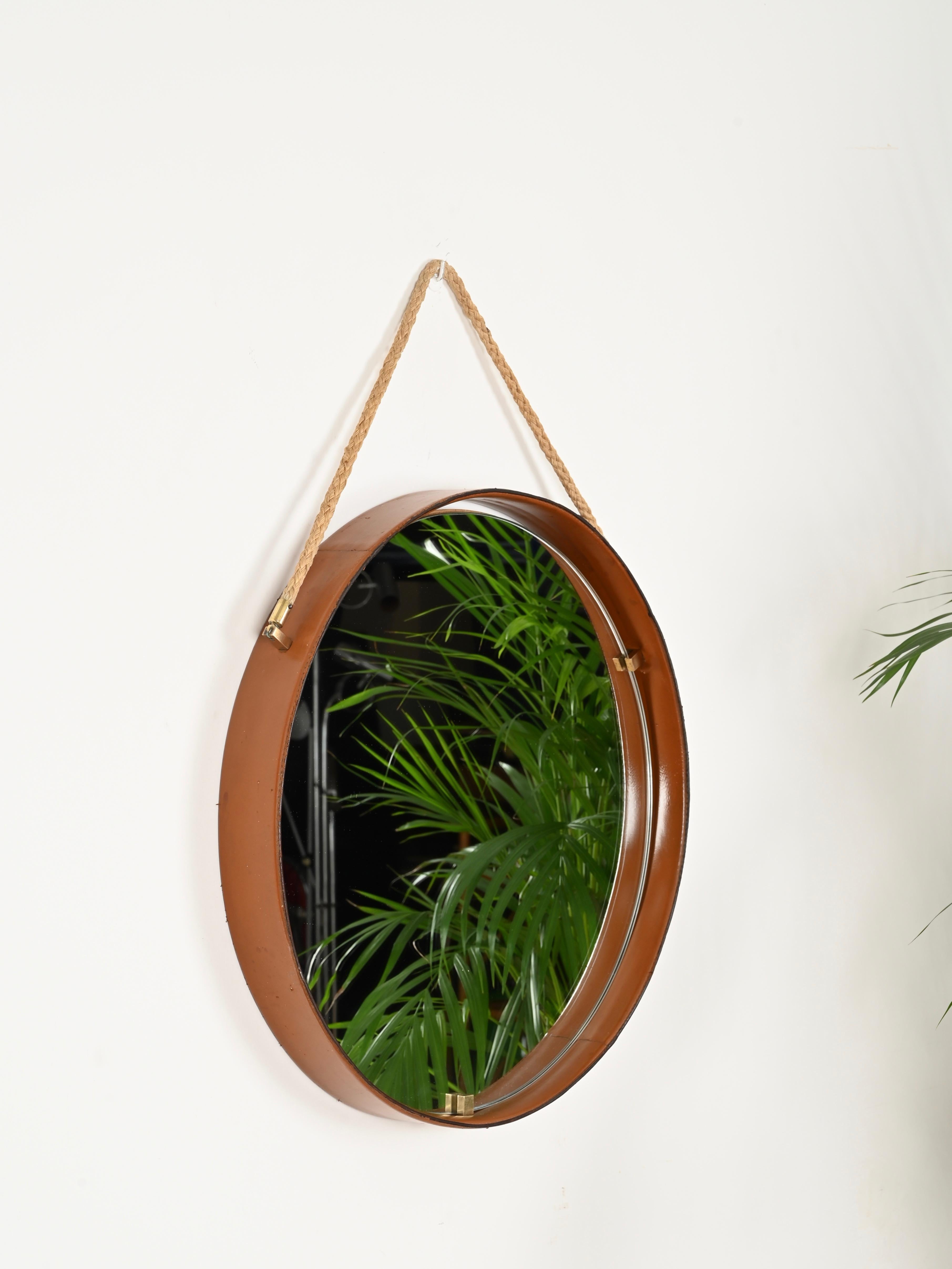 Mid-Century moderno Specchio italiano rotondo in pelle, ottone e corda firmato da Pizzetti, anni '60 in vendita