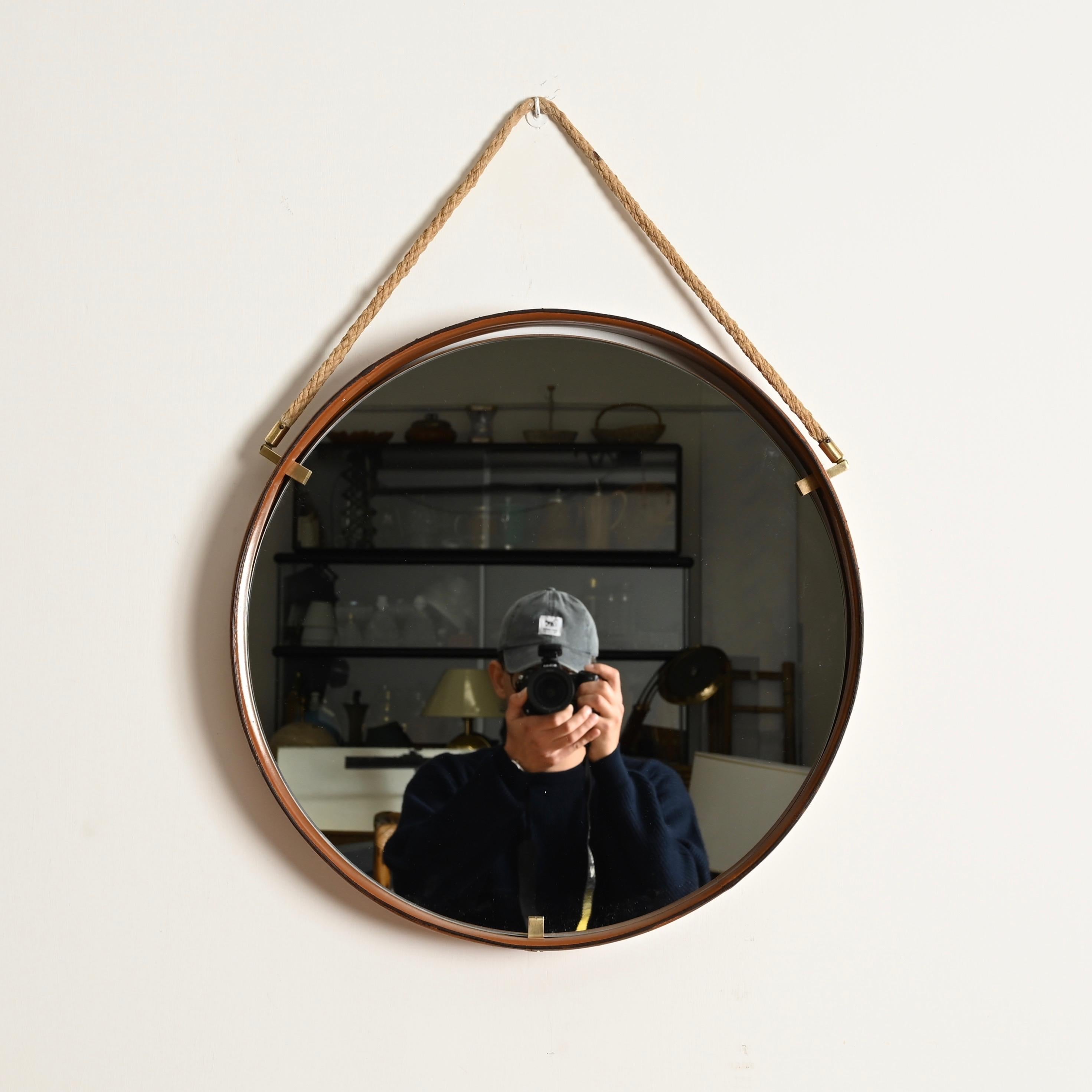 Francese Specchio italiano rotondo in pelle, ottone e corda firmato da Pizzetti, anni '60 in vendita