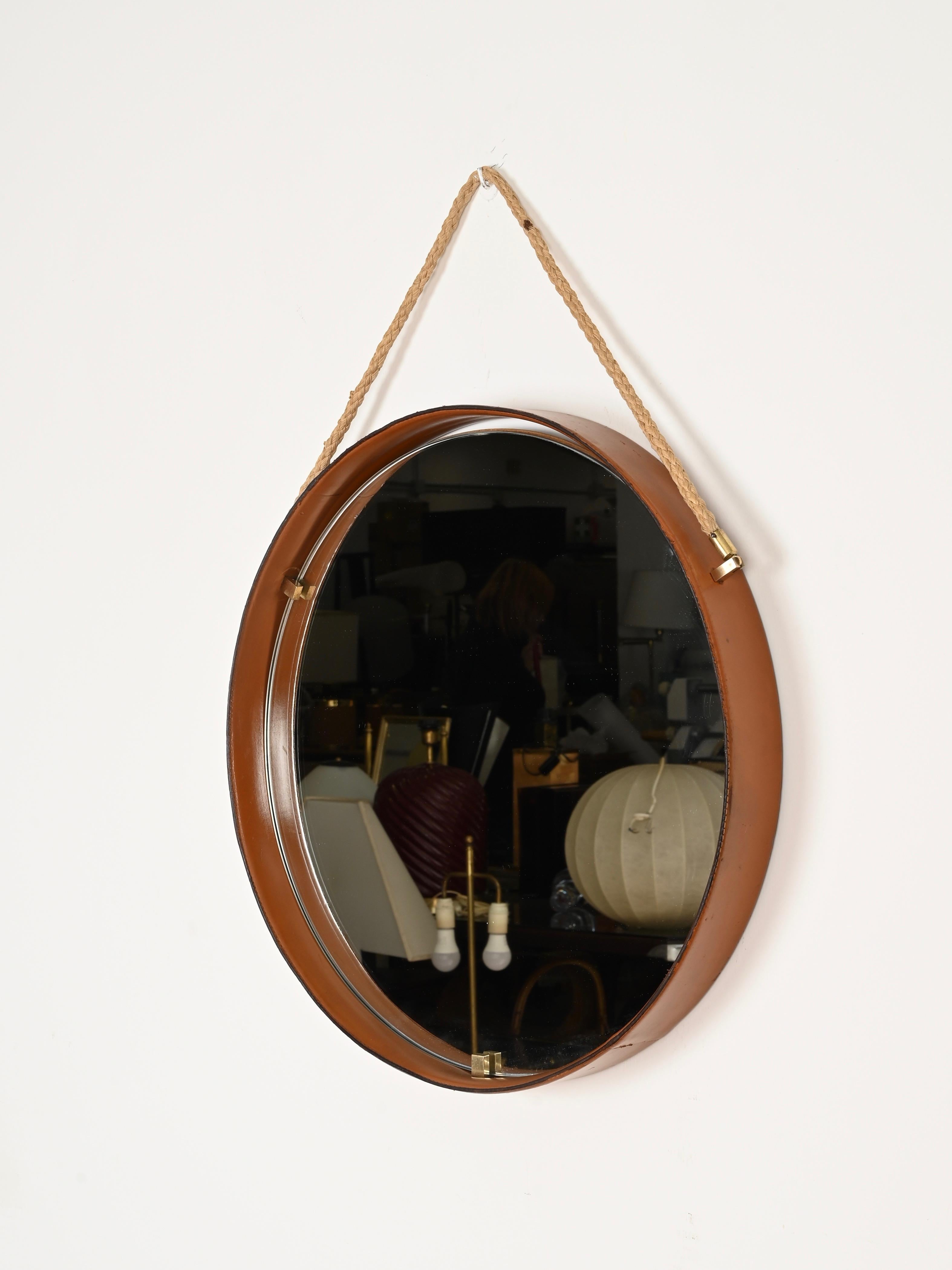Fatto a mano Specchio italiano rotondo in pelle, ottone e corda firmato da Pizzetti, anni '60 in vendita