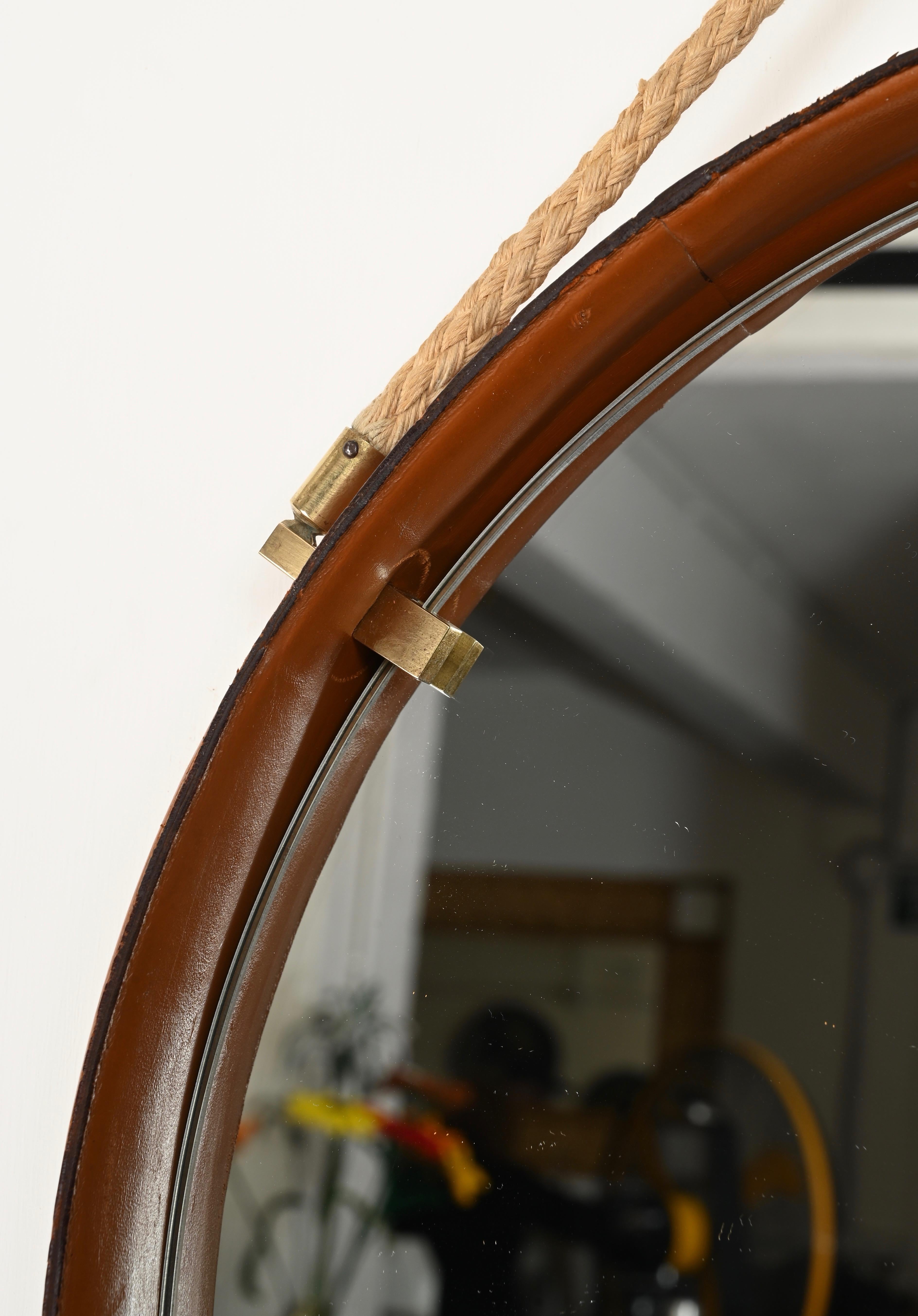 Specchio italiano rotondo in pelle, ottone e corda firmato da Pizzetti, anni '60 In condizioni buone in vendita a Roma, IT