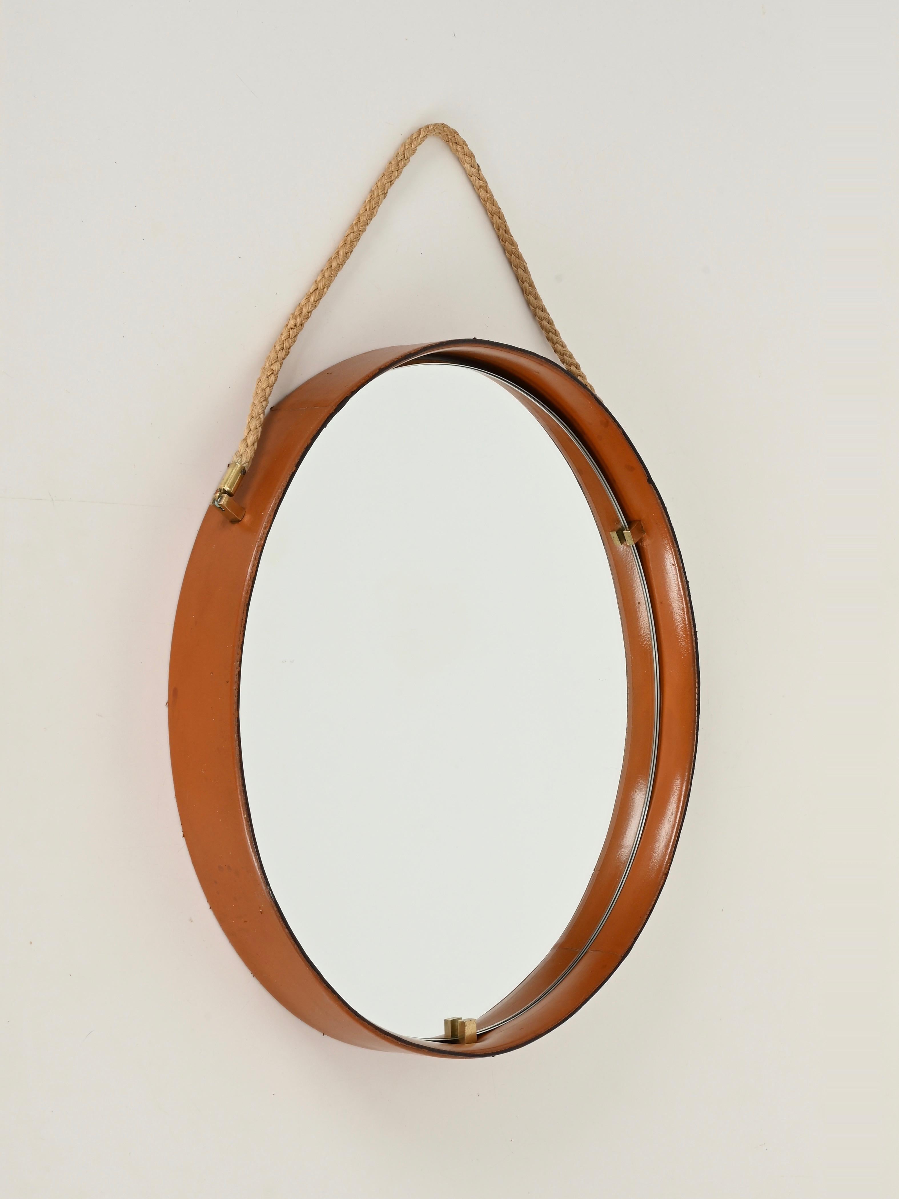 Pelle Specchio italiano rotondo in pelle, ottone e corda firmato da Pizzetti, anni '60 in vendita