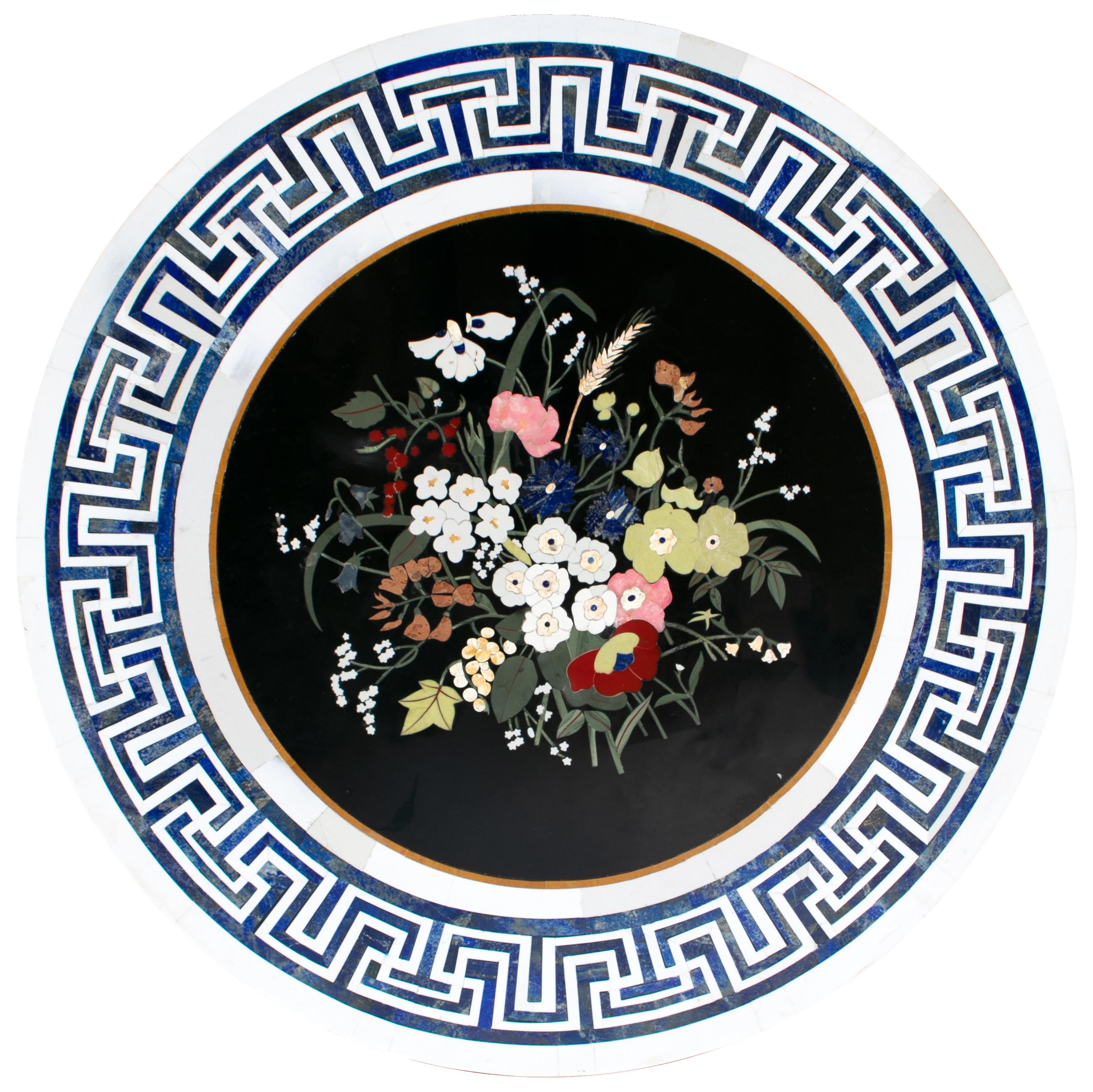 Runde italienische Pietre-Dure-Marmorplatte mit Lapislazuli-Bordüre und Blumenbouquet aus bunten und Halbedelsteinen.

 