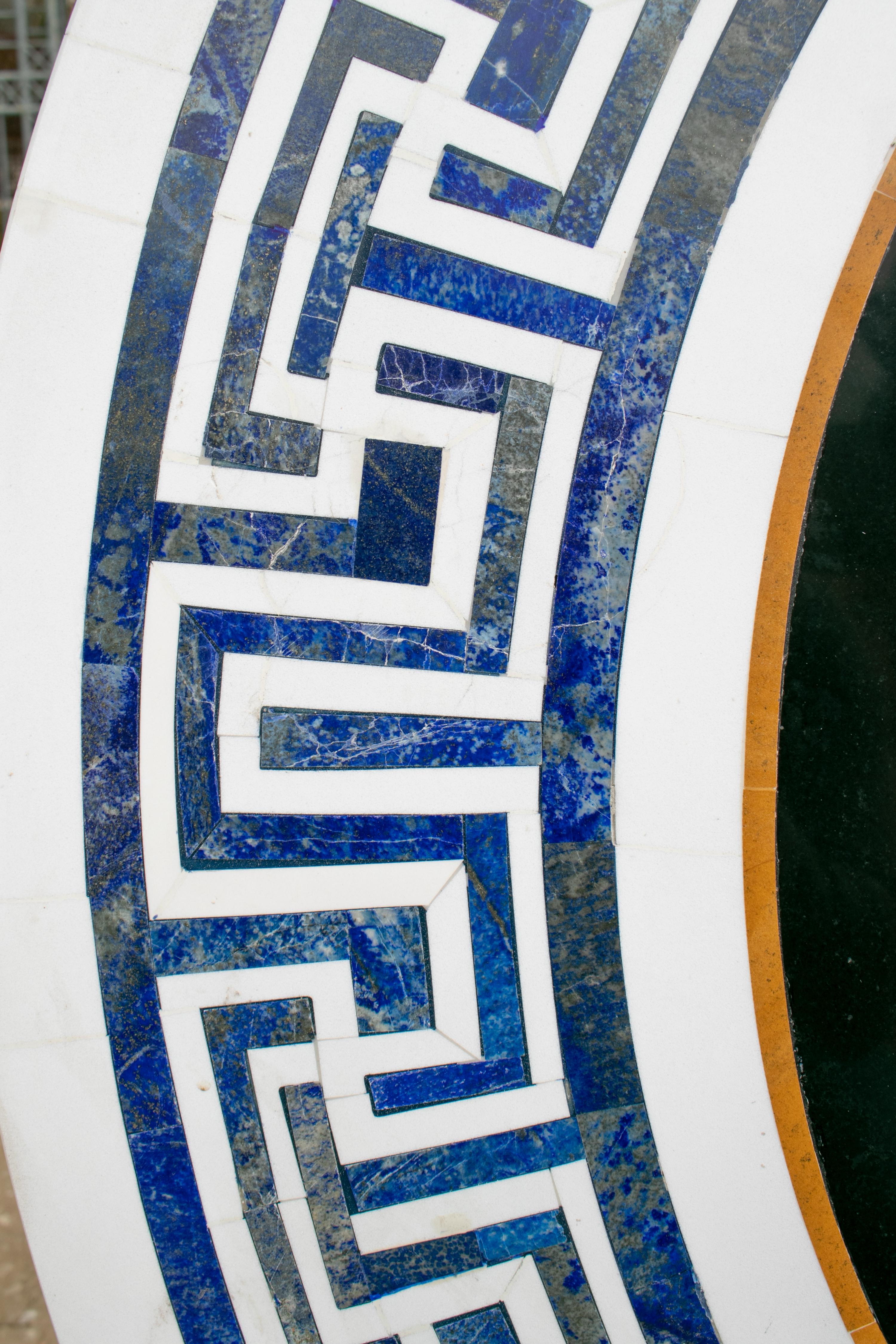 Plateau de table rond italien en marbre incrusté de Pietre Dure et de Lapis Lazuli en vente 1