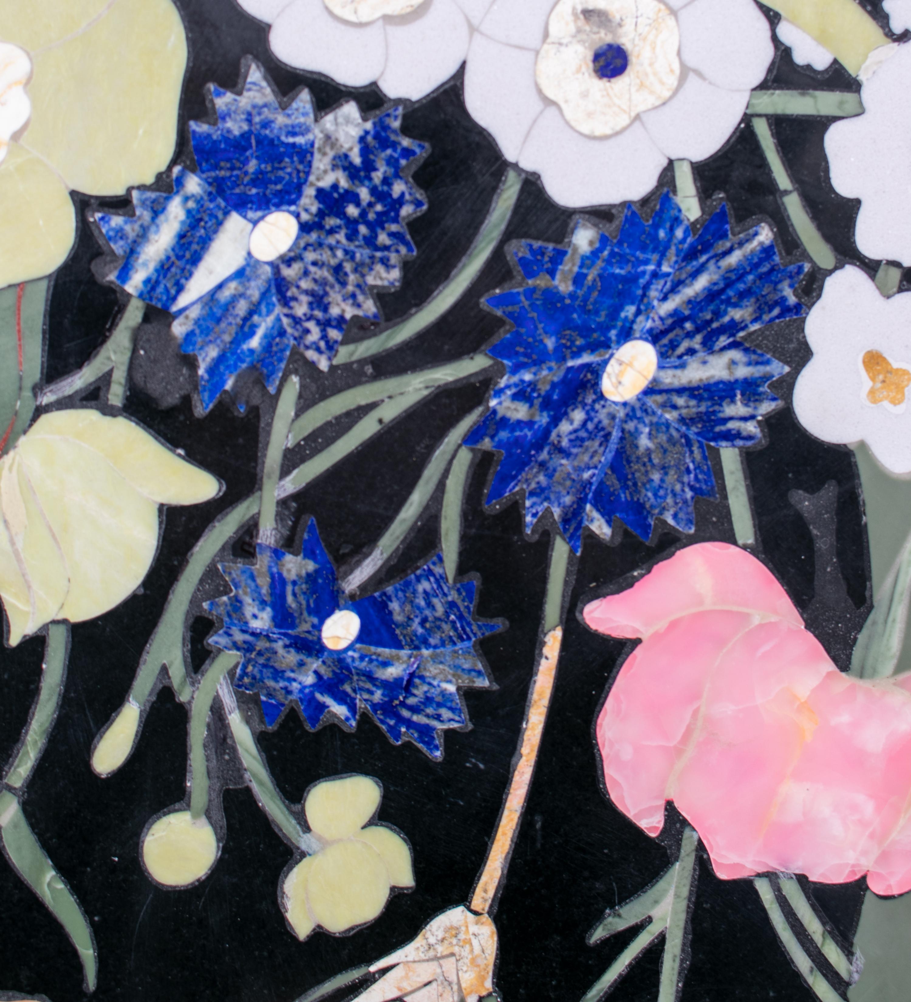 Runde italienische Tischplatte aus Pietre-Dure-Marmor mit Lapislazuli-Intarsien im Angebot 3