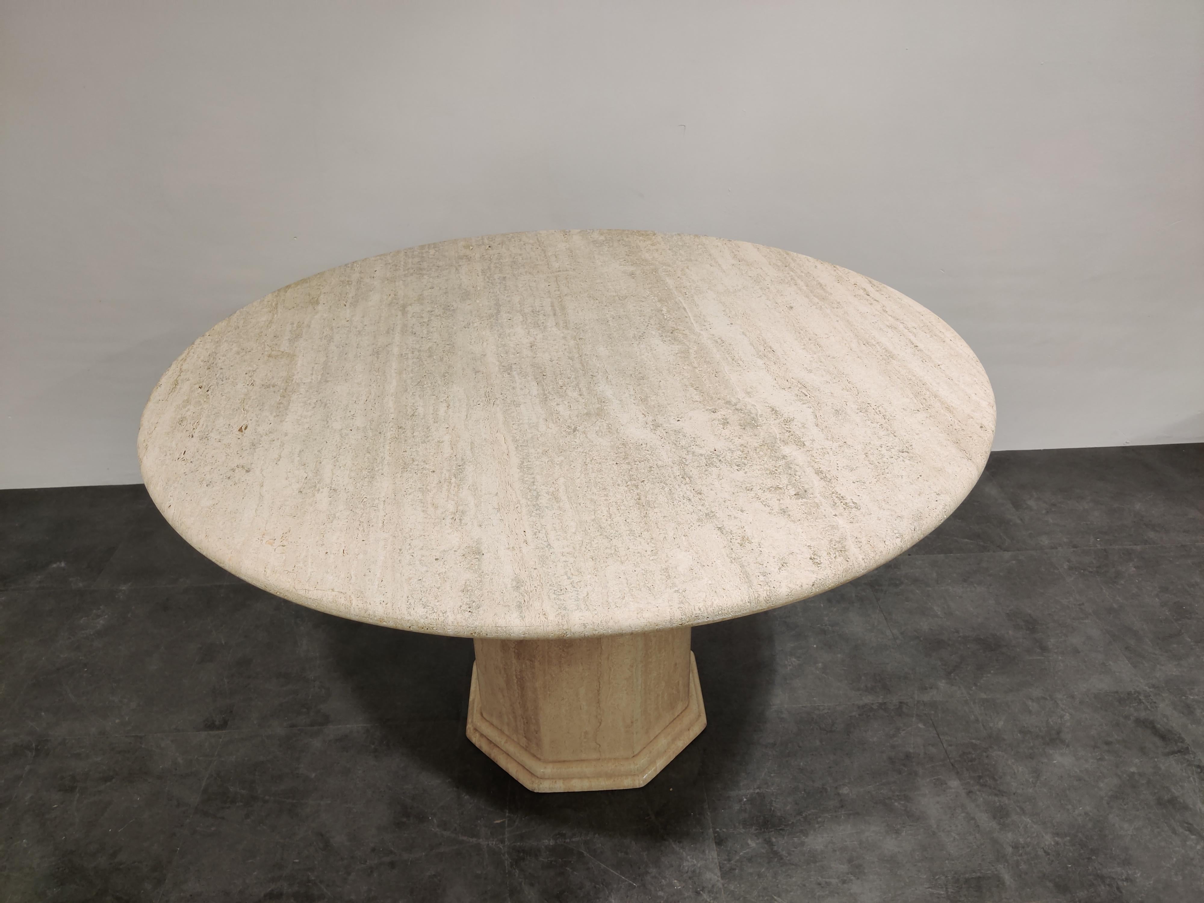 Round Italian Travertine Dining Table, 1970s In Good Condition In HEVERLEE, BE
