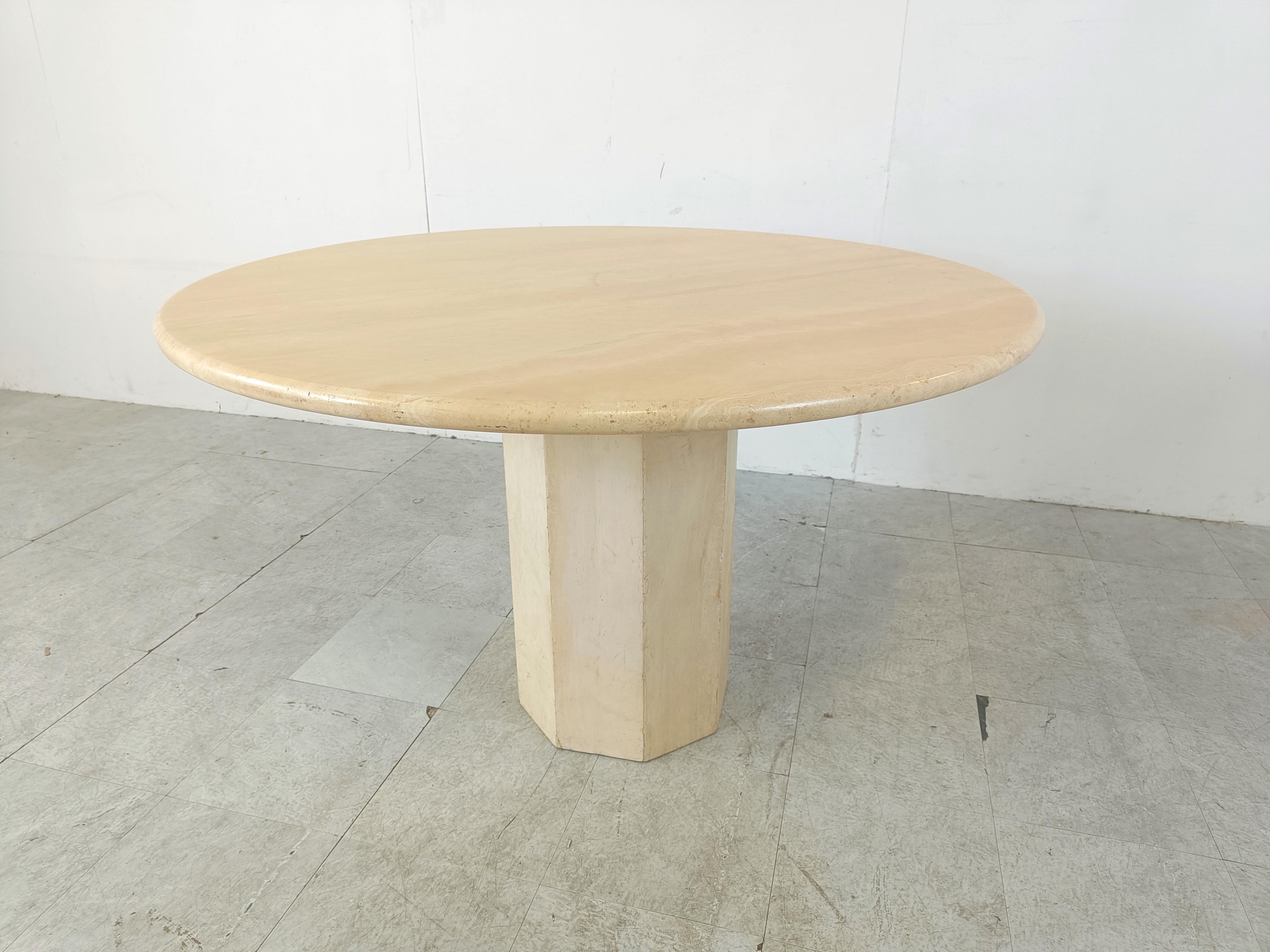 Schöner Esstisch oder Mitteltisch aus Travertinstein.

Hat eine zusätzliche Stütze für das Oberteil, um es stabiler zu machen. 

Elegante runde Tischplatte.

Guter Zustand

1970er Jahre - Italien

Höhe: 73cm/28.74