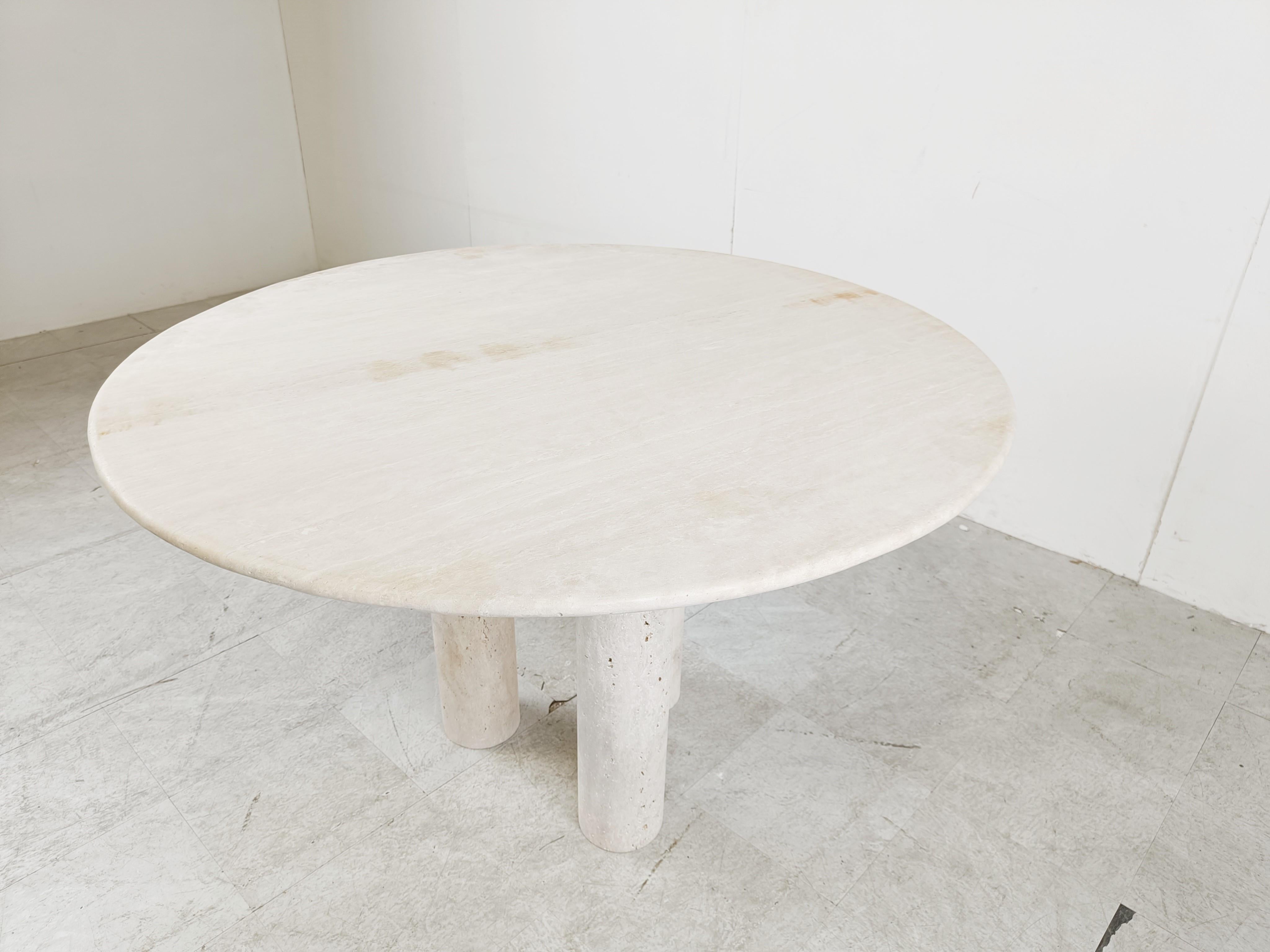 Schöner Esstisch aus Travertinstein mit drei zylindrischen Beinen.

Gut aussehender Travertin-Naturstein. 

Schön gearbeitete runde Platte.

Guter Zustand

1970er Jahre - Italien

Höhe: 74cm/29.13