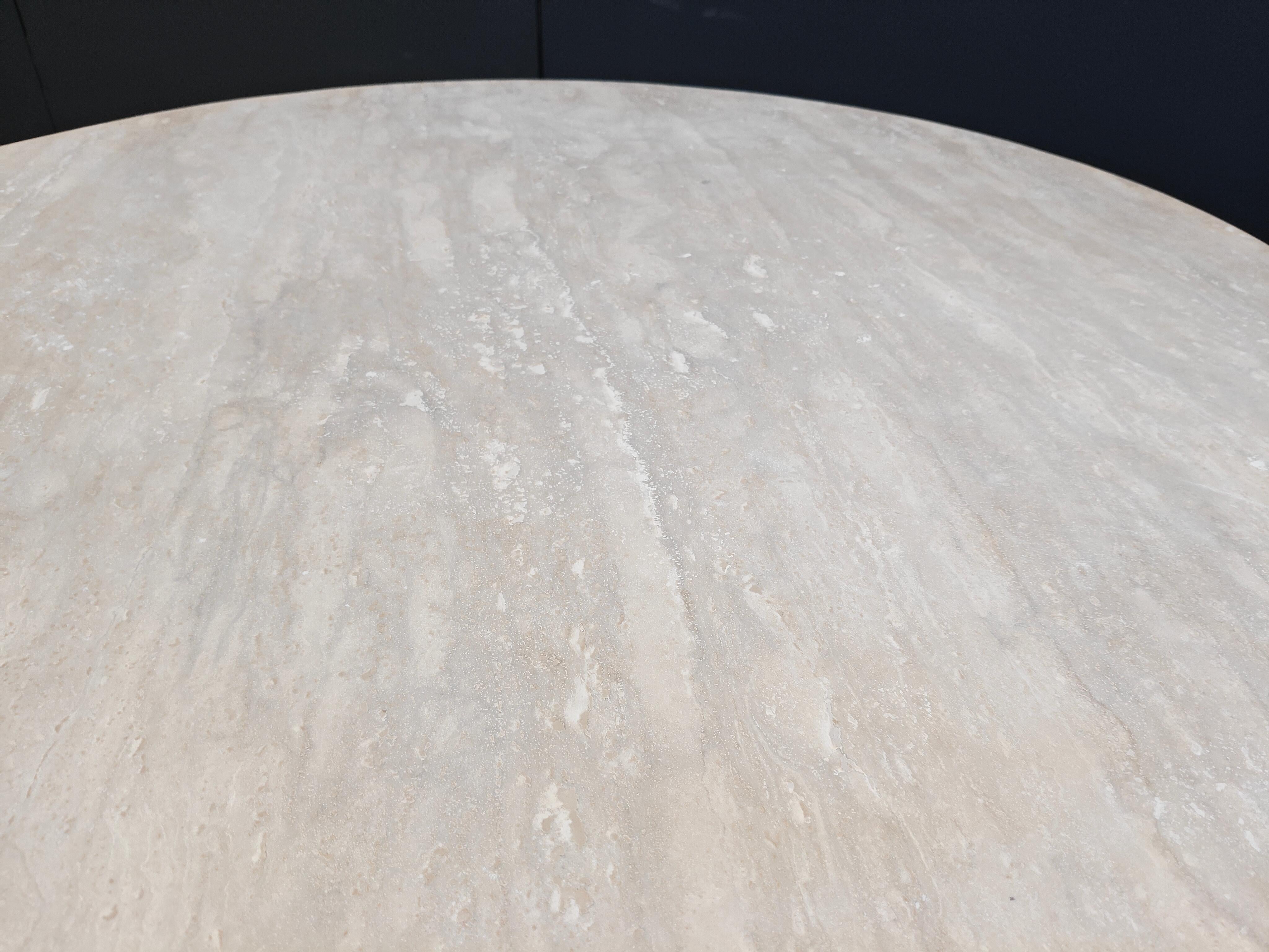 Mid-Century moderno Tavolo da pranzo rotondo in travertino italiano anni '70 in vendita