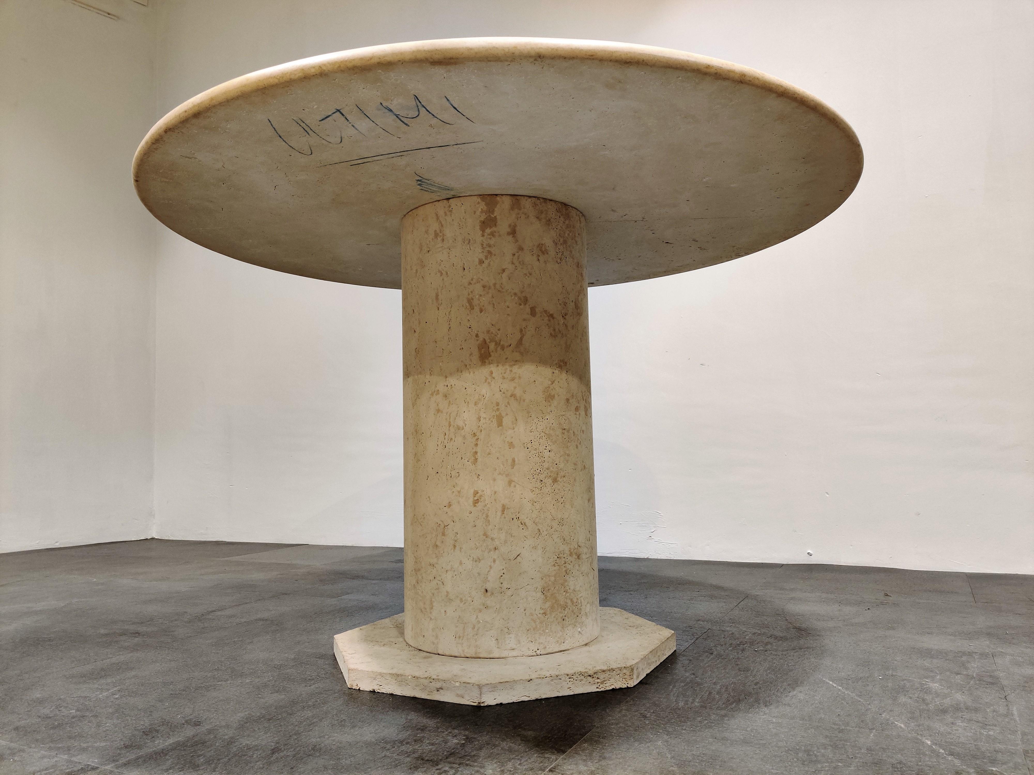 Round Italian Travertine Dining Table, 1970s  In Excellent Condition In HEVERLEE, BE
