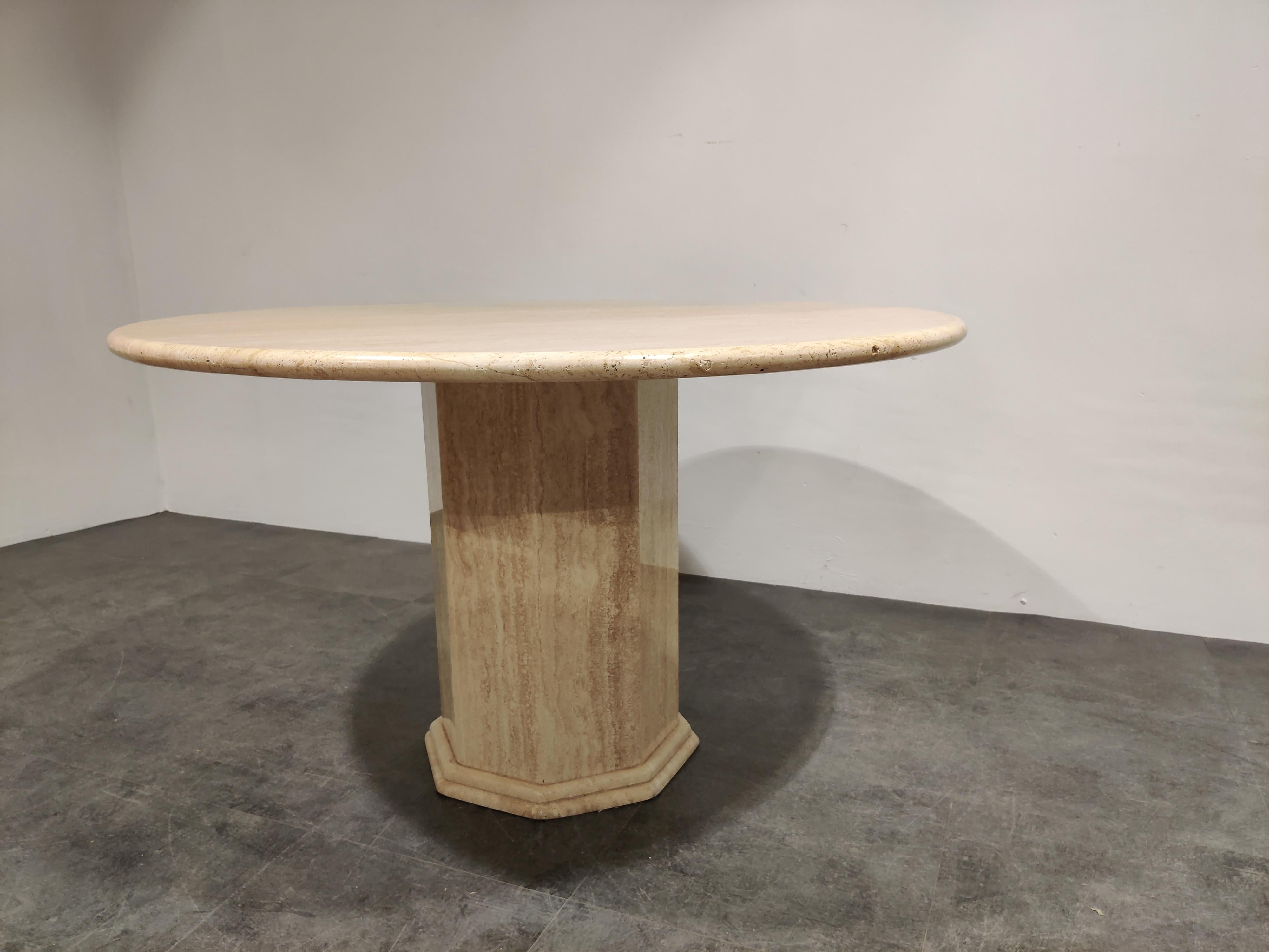 Round Italian Travertine Dining Table, 1970s In Good Condition In HEVERLEE, BE
