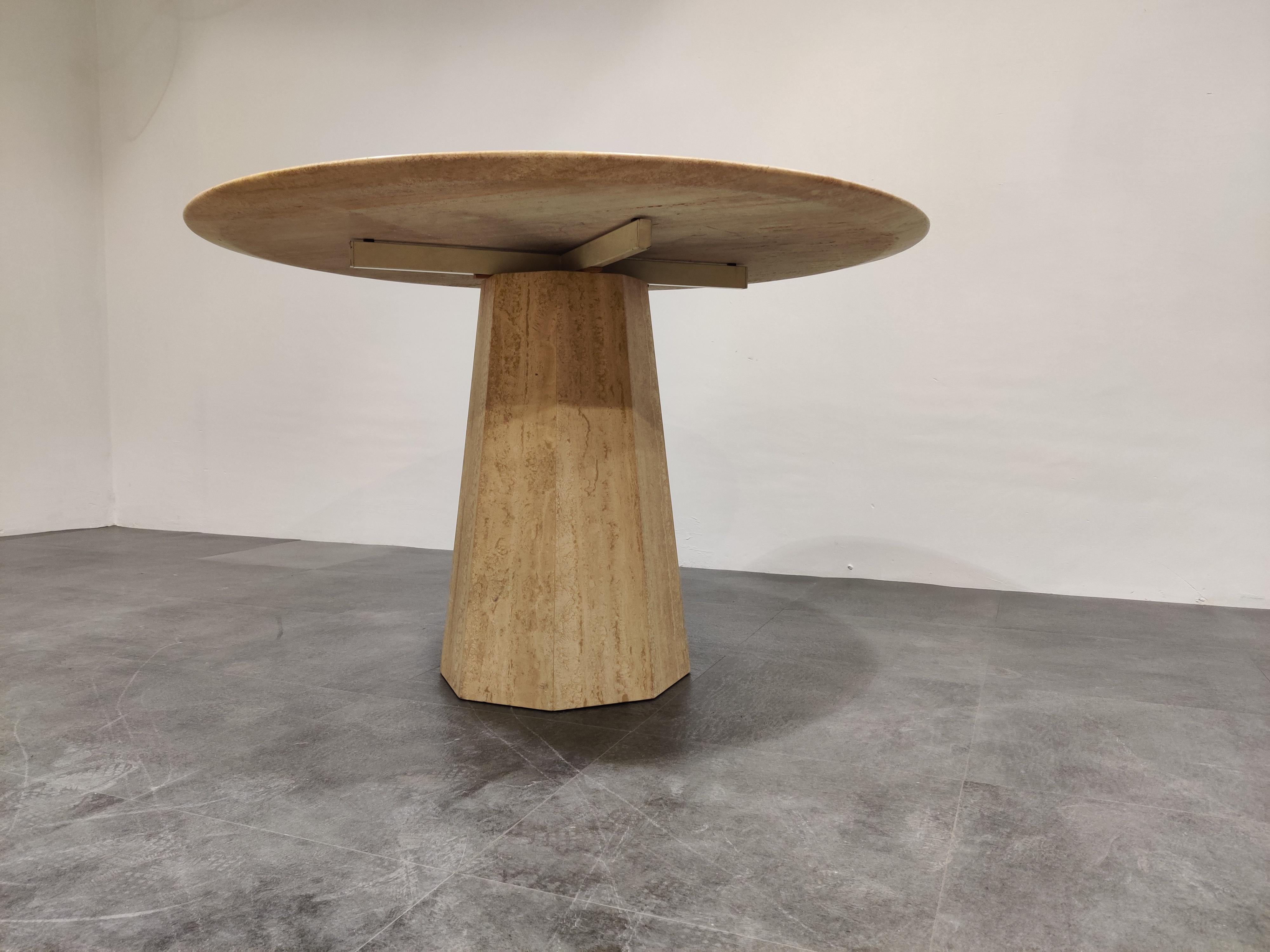 Round Italian Travertine Dining Table, 1970s In Excellent Condition In HEVERLEE, BE