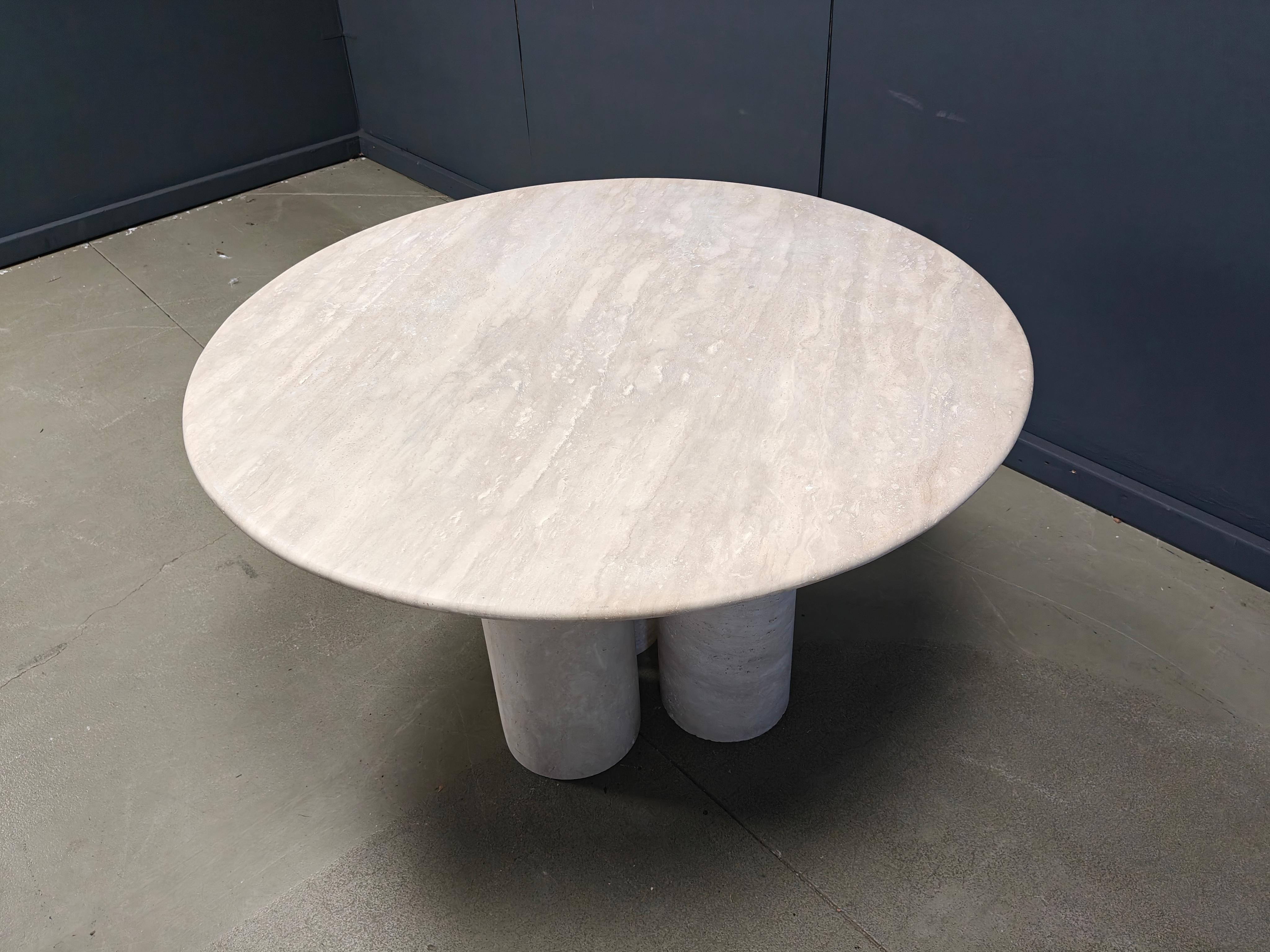 Fine XX secolo Tavolo da pranzo rotondo in travertino italiano anni '70 in vendita