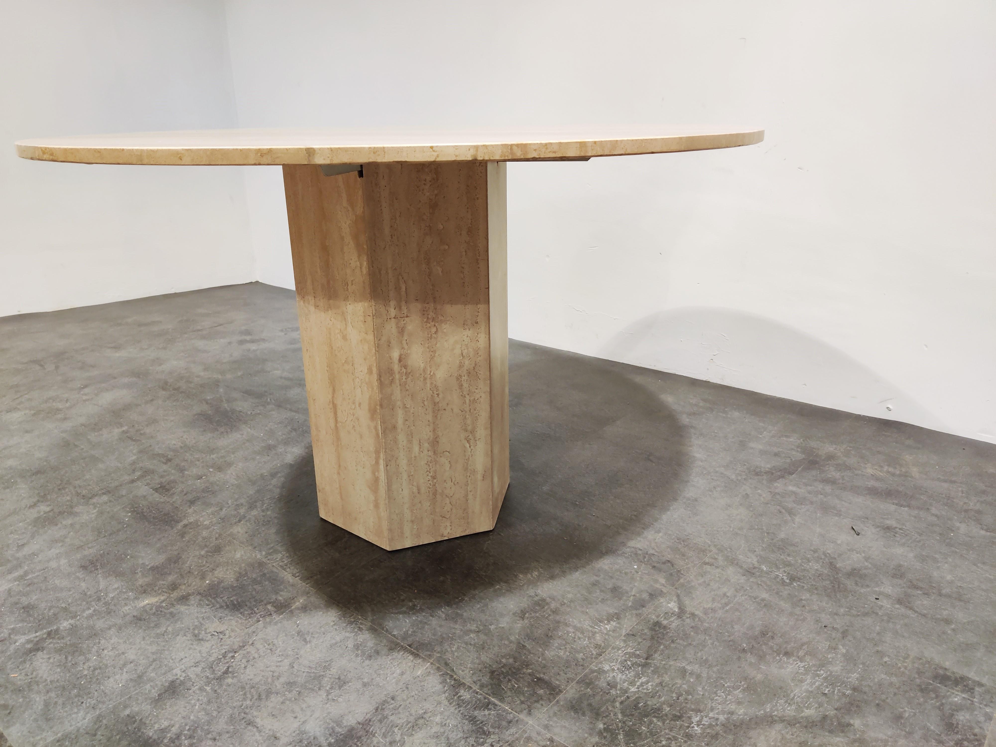 Round Italian Travertine Dining Table, 1970s In Good Condition In Leuven, Vlaams Gewest