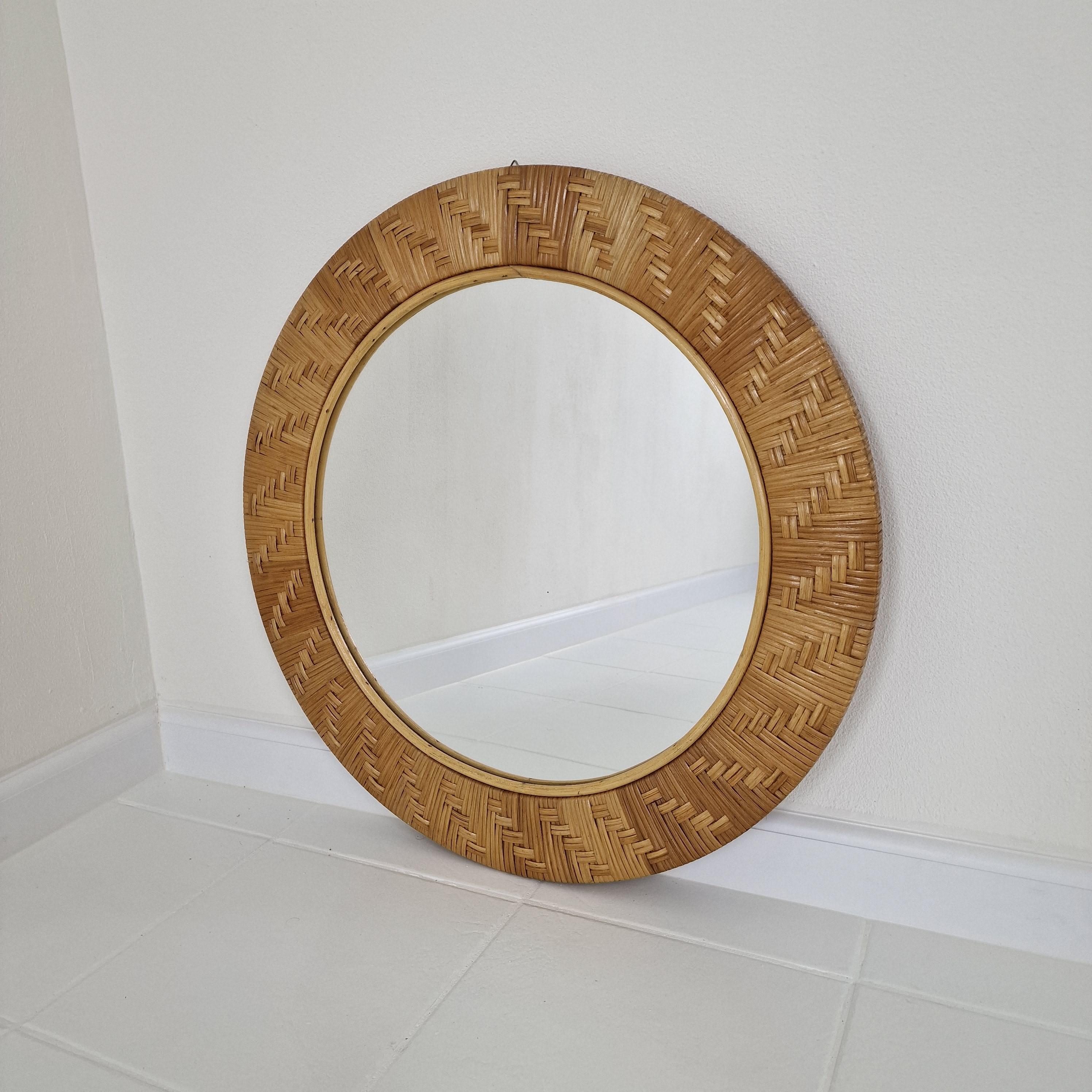 Bellissimo specchio di metà secolo in rattan. 
Questo delizioso oggetto è stato prodotto in Italia negli anni '1980.  

Questo specchio rotondo ha una cornice in rattan intrecciato.  

Questo specchio è perfetto per la Costa Azzurra o per un