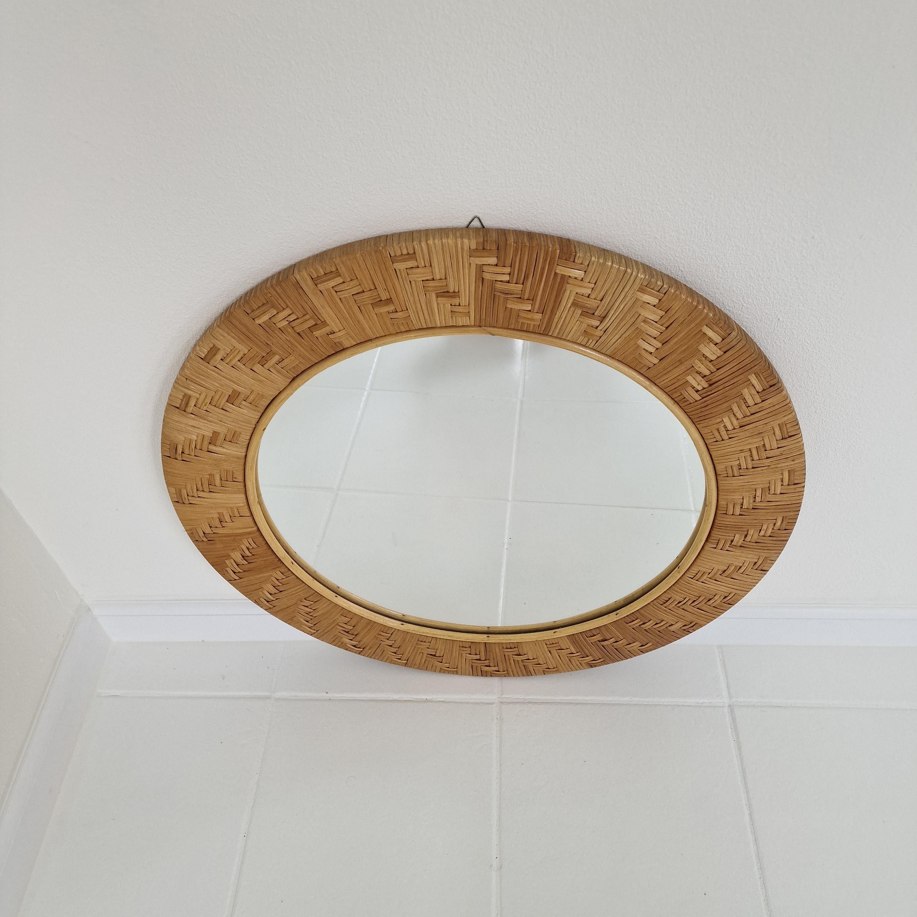 Mid-Century moderno Specchio da parete italiano rotondo in rattan, anni '80 in vendita