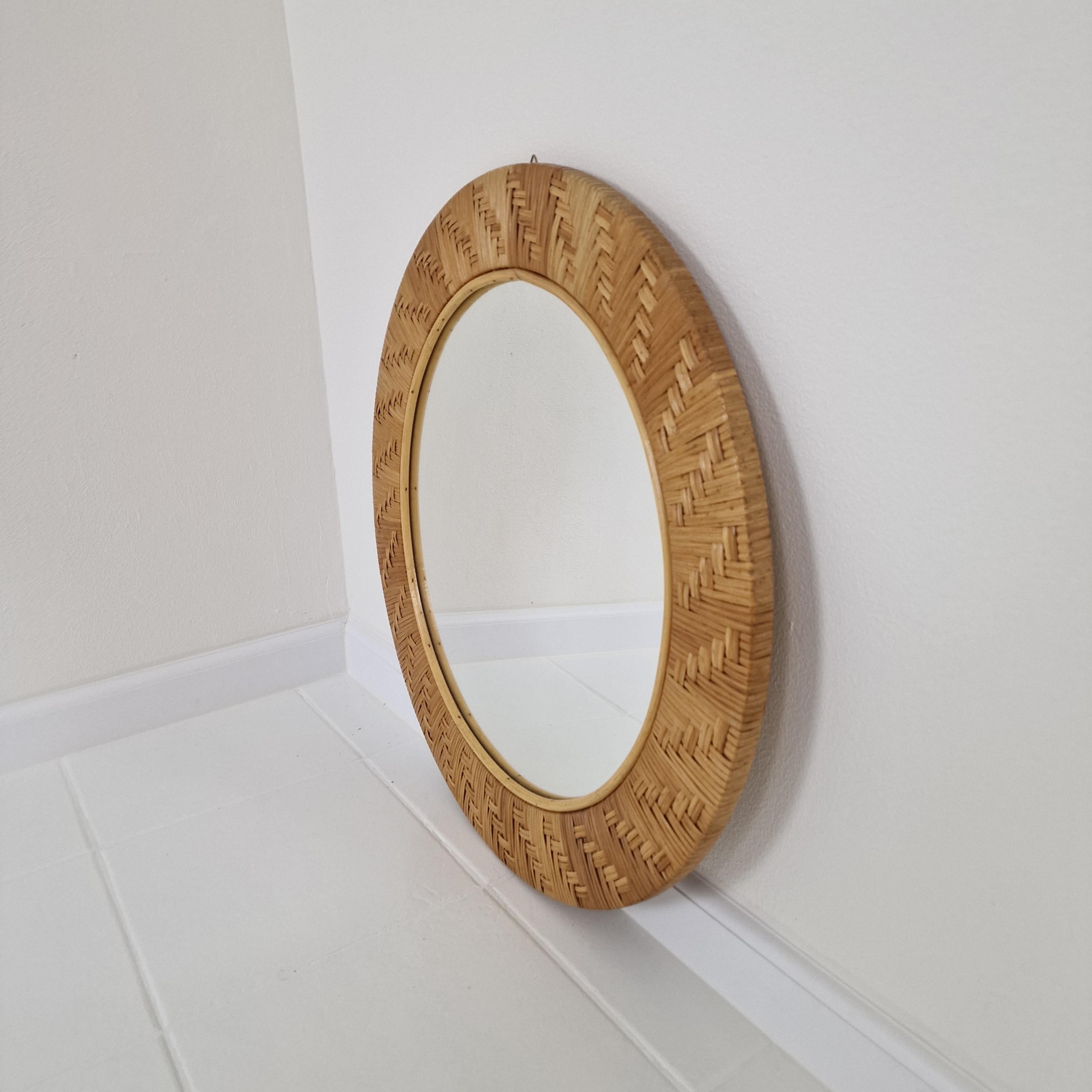 Fatto a mano Specchio da parete italiano rotondo in rattan, anni '80 in vendita