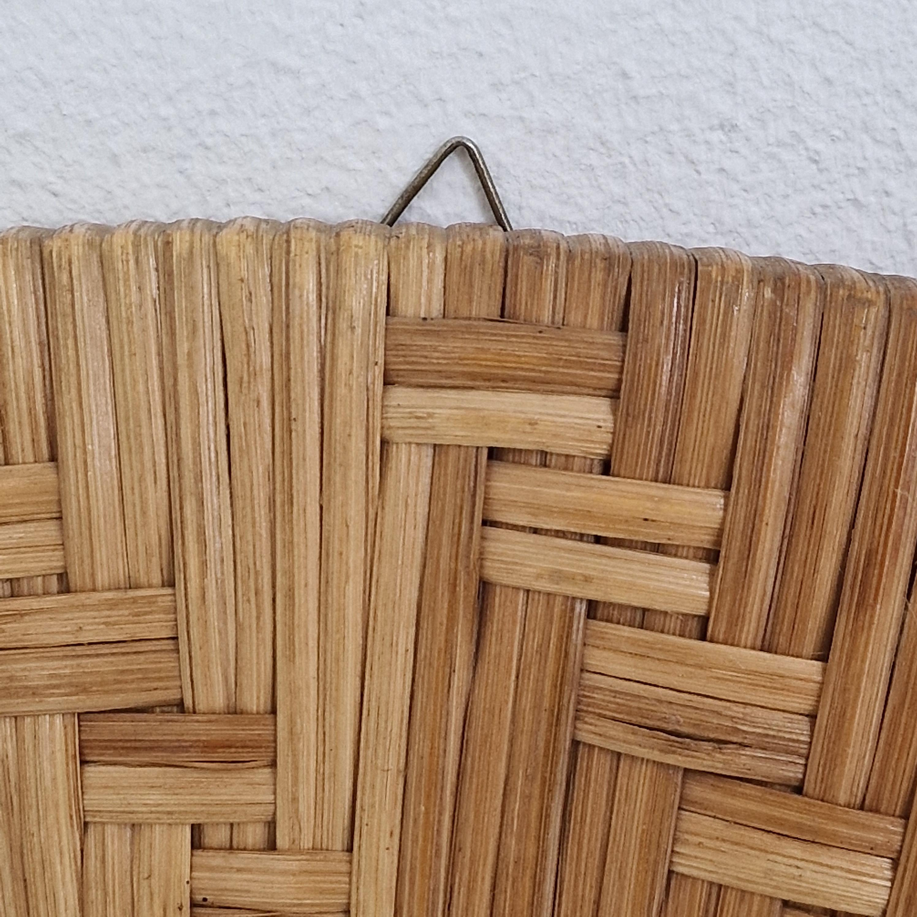 Specchio da parete italiano rotondo in rattan, anni '80 in vendita 1